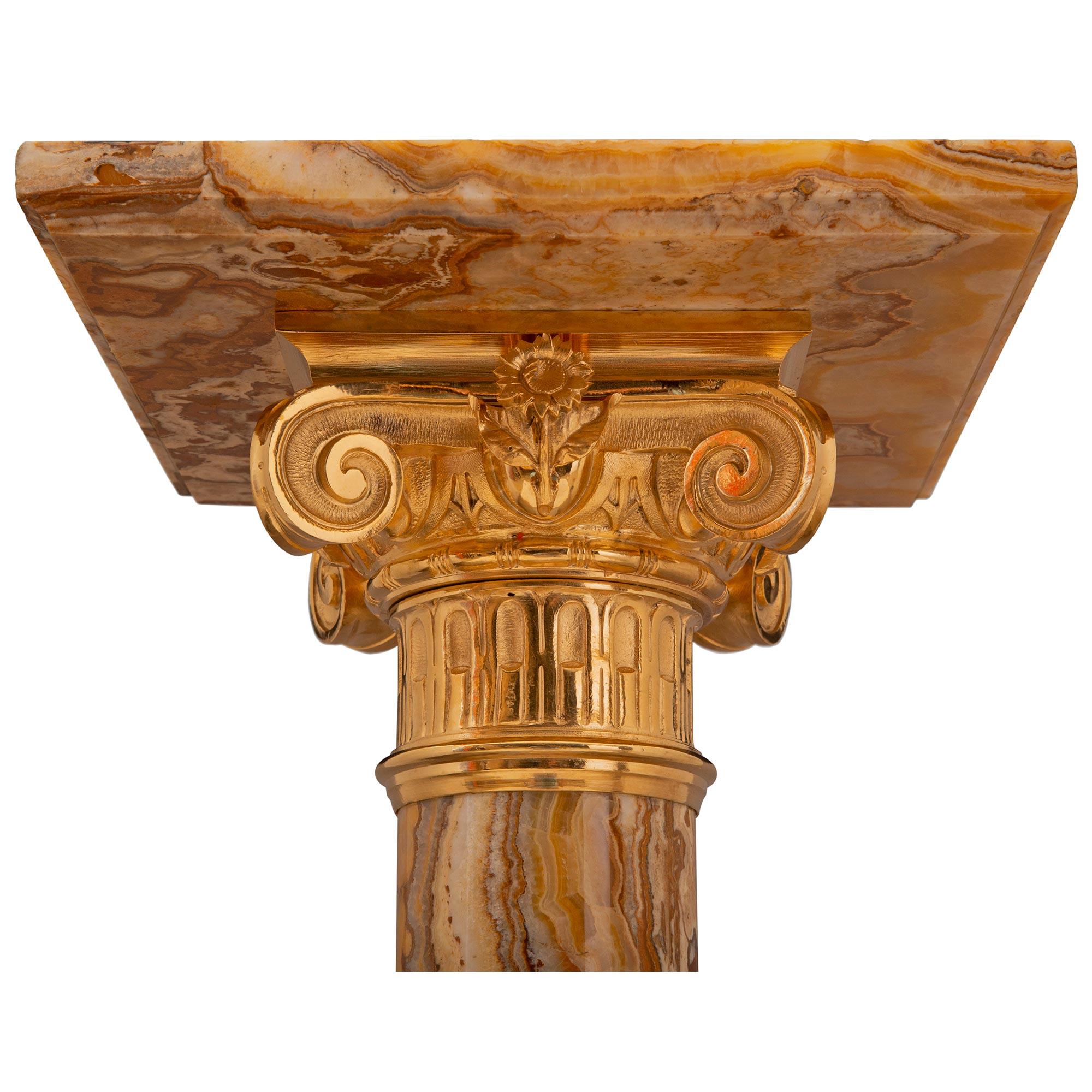 Français colonne de piédestal néoclassique française du 19ème siècle en onyx et bronze doré en vente