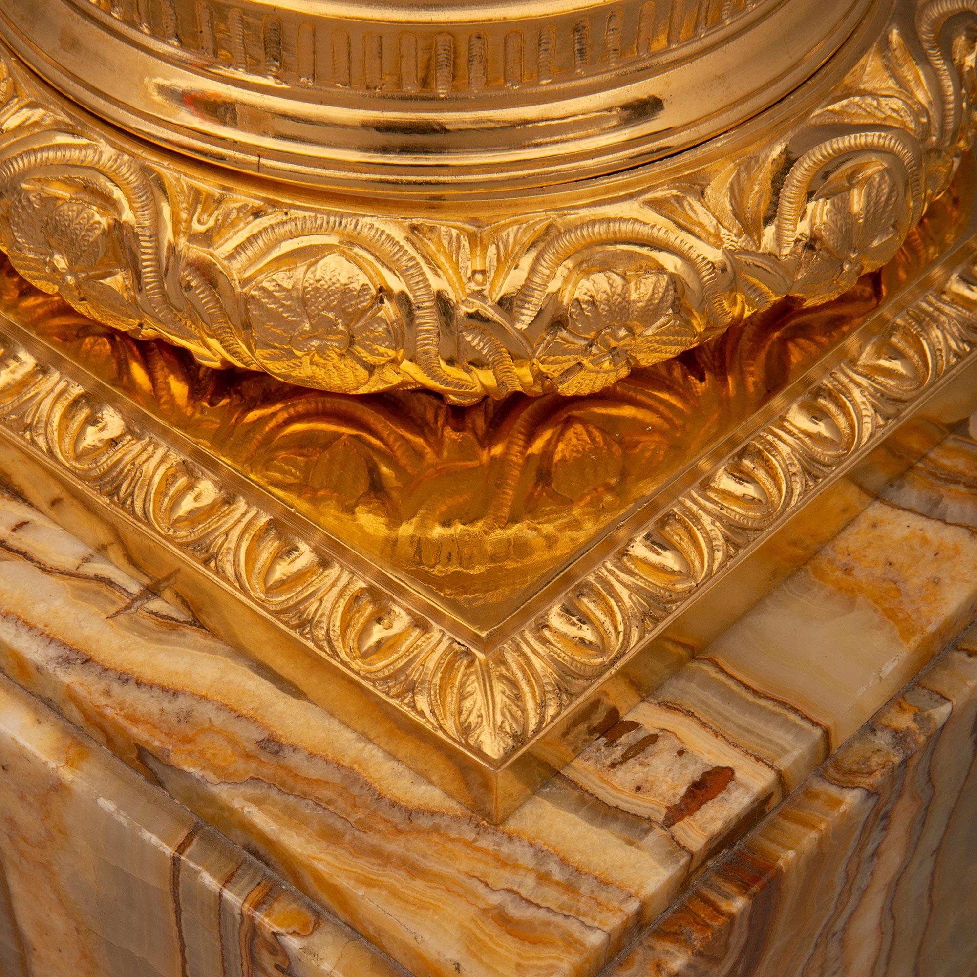 XIXe siècle colonne de piédestal néoclassique française du 19ème siècle en onyx et bronze doré en vente