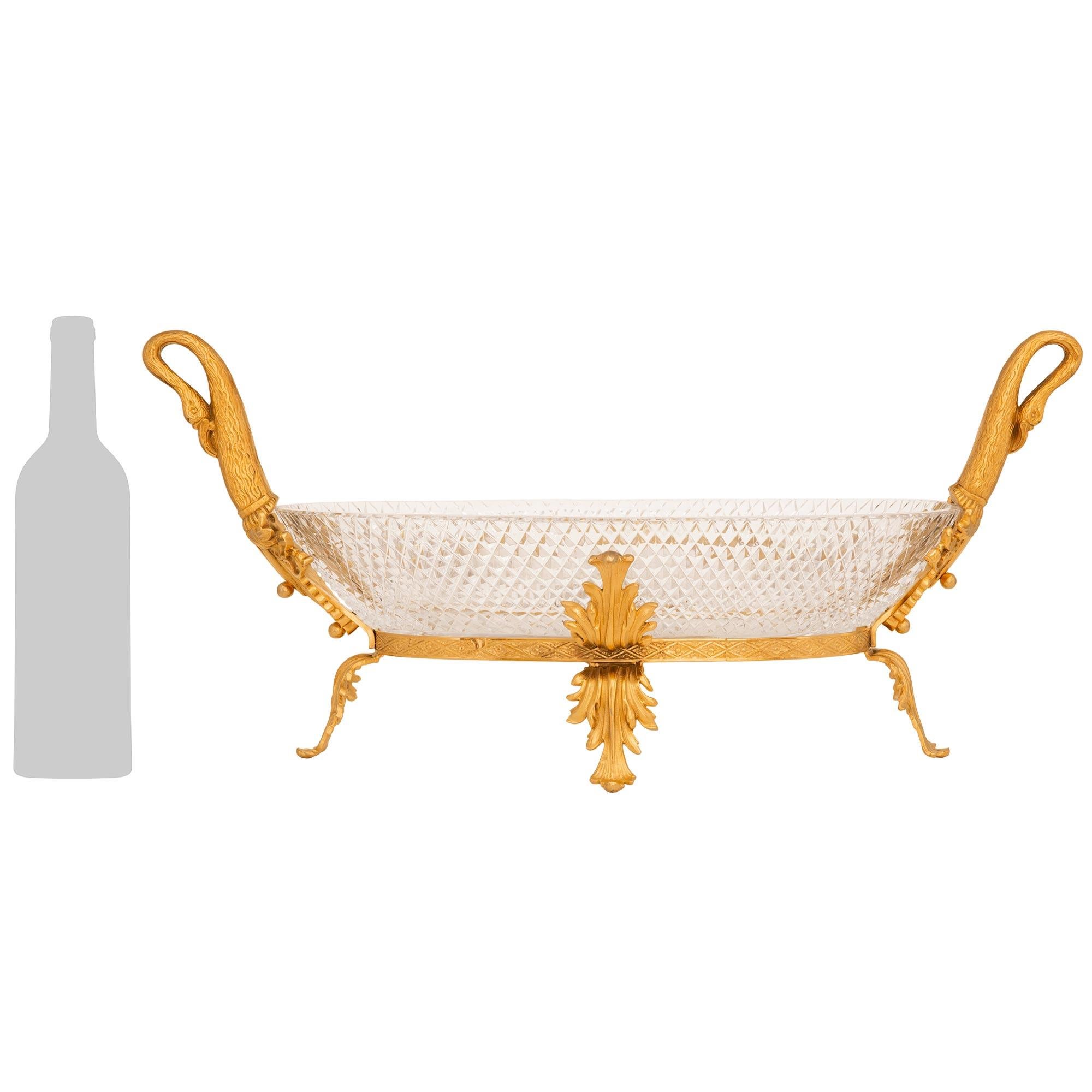 Un élégant centre de table de haute qualité, de style néo-classique français du 19e siècle, en bronze doré et cristal de Baccarat. Ormolu et cristal de Baccarat. Cette superbe coupe centrale est surmontée de magnifiques supports en forme de feuilles