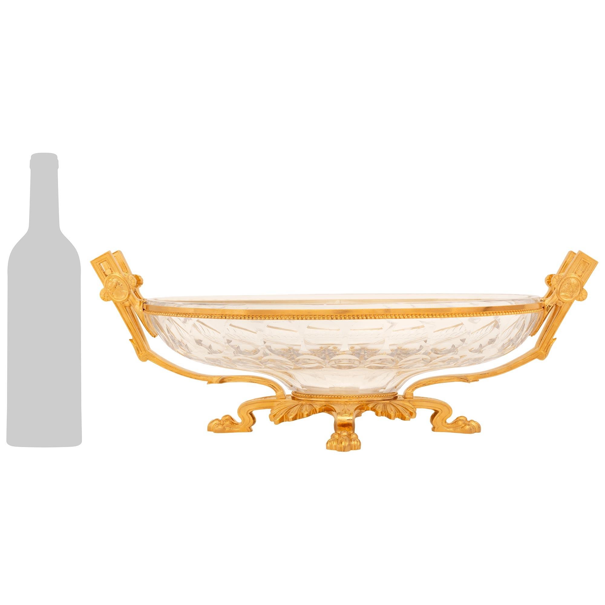 Un élégant centre de table de haute qualité, de style néo-classique français du 19e siècle, en bronze doré et cristal de Baccarat. Ormolu et cristal de Baccarat. Ce superbe centre de table repose sur de beaux pieds en bronze doré, sous les pieds à