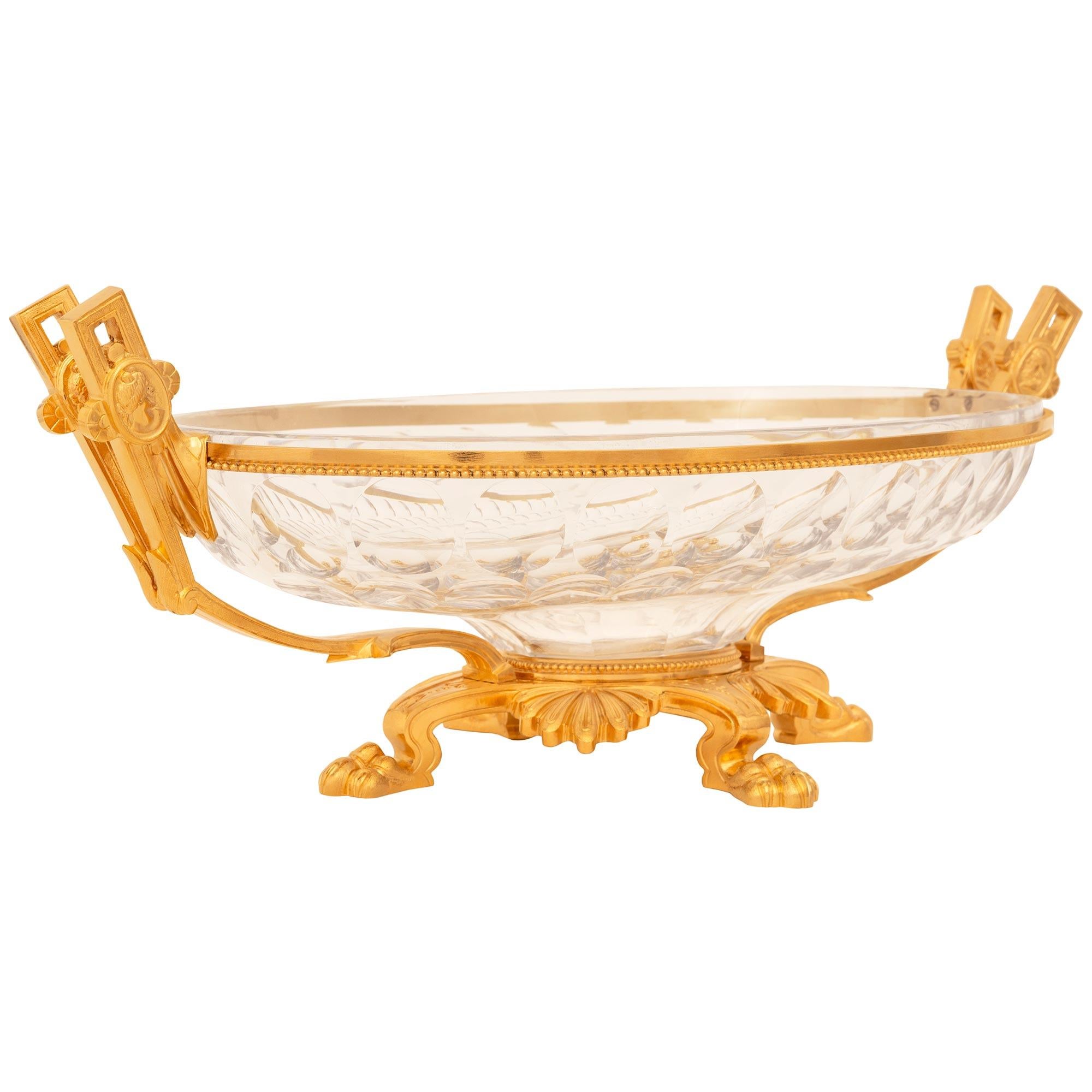 Néoclassique Meuble de style néo-classique français du 19e siècle. Centre de table en bronze doré et cristal de Baccarat en vente