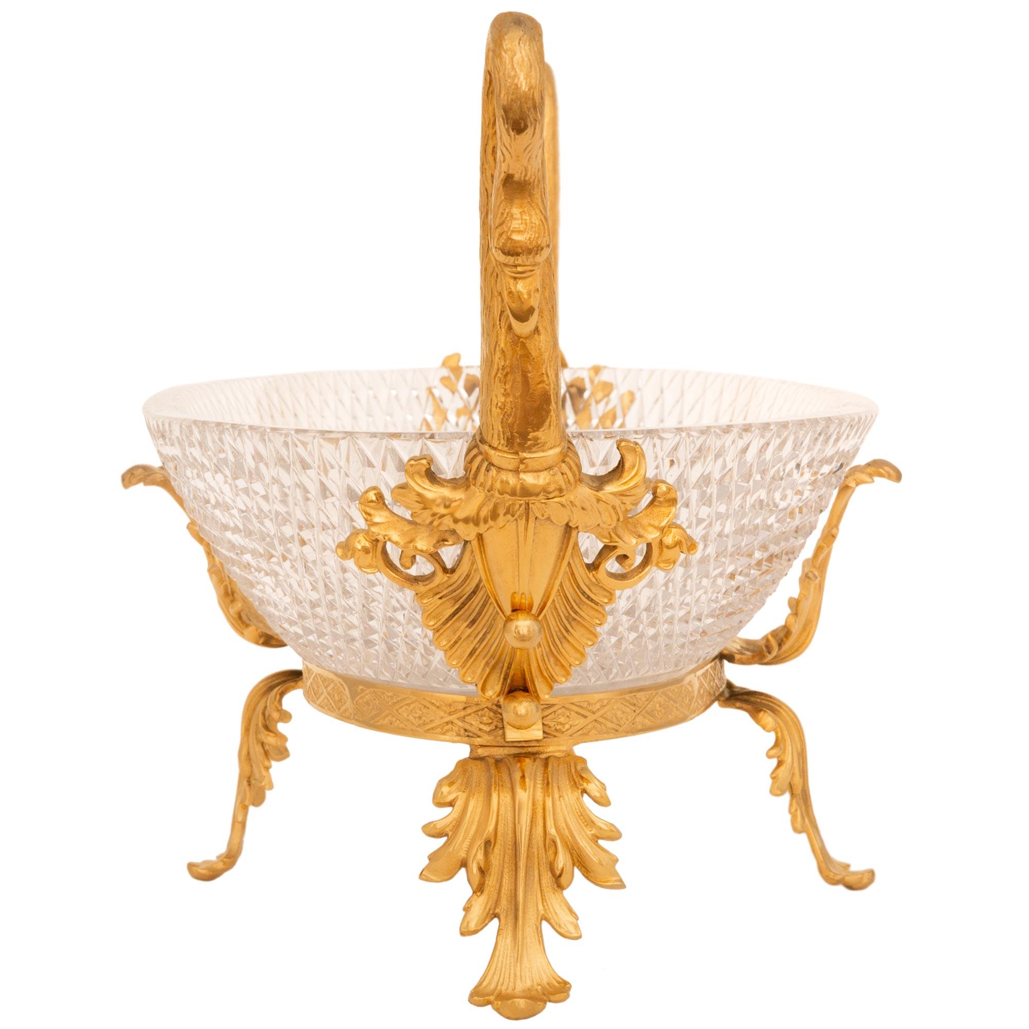 Français Meuble de style néo-classique français du 19e siècle. Centre de table en bronze doré et cristal de Baccarat en vente