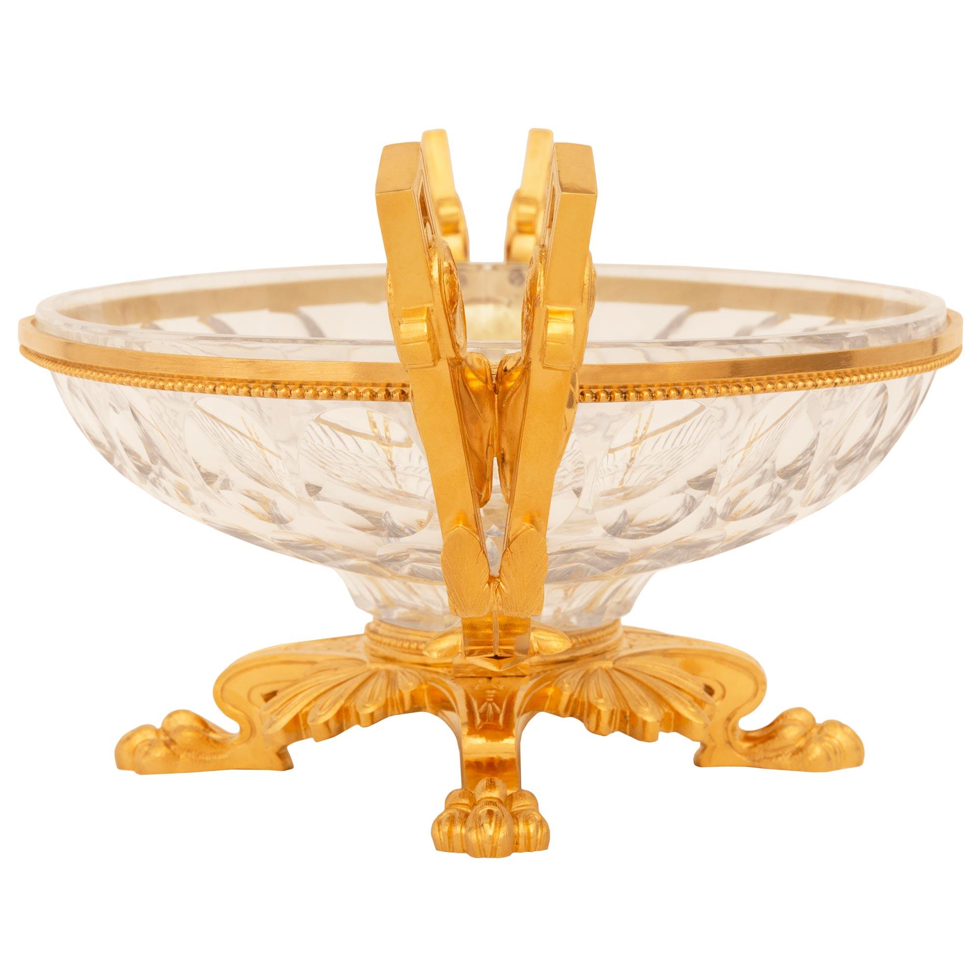 Français Meuble de style néo-classique français du 19e siècle. Centre de table en bronze doré et cristal de Baccarat en vente