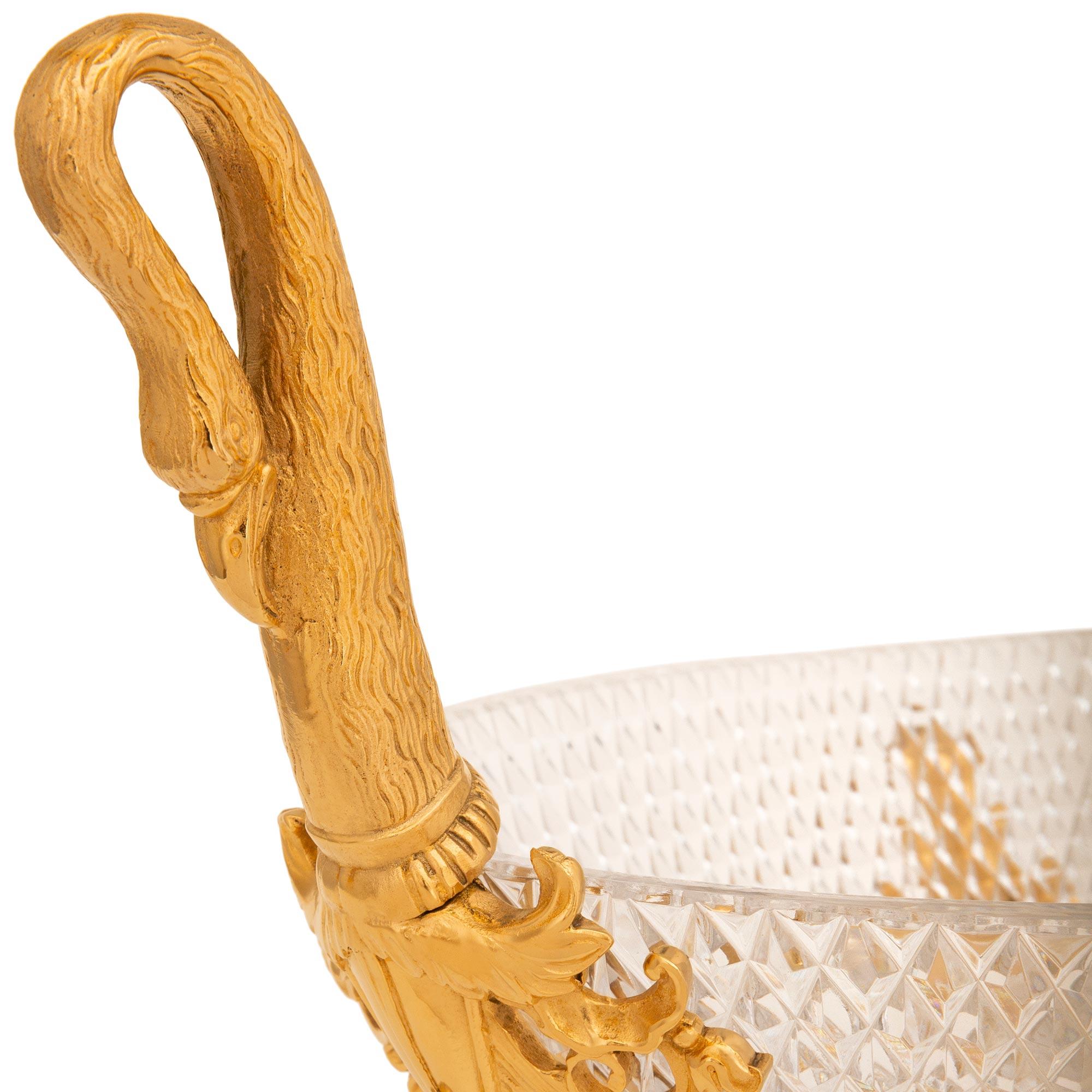 Meuble de style néo-classique français du 19e siècle. Centre de table en bronze doré et cristal de Baccarat Bon état - En vente à West Palm Beach, FL