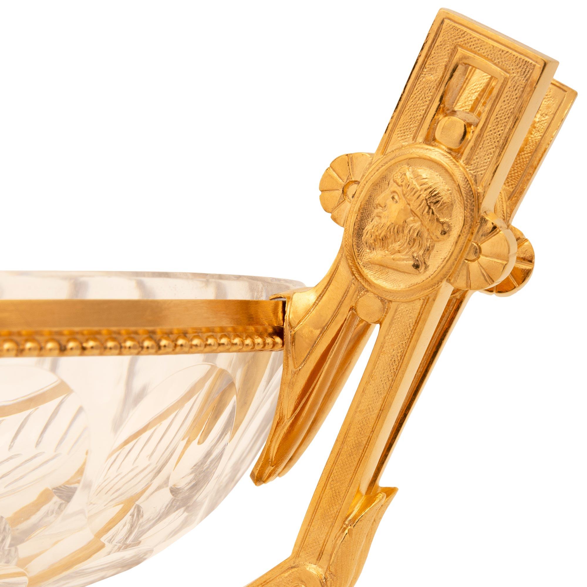 Meuble de style néo-classique français du 19e siècle. Centre de table en bronze doré et cristal de Baccarat Bon état - En vente à West Palm Beach, FL