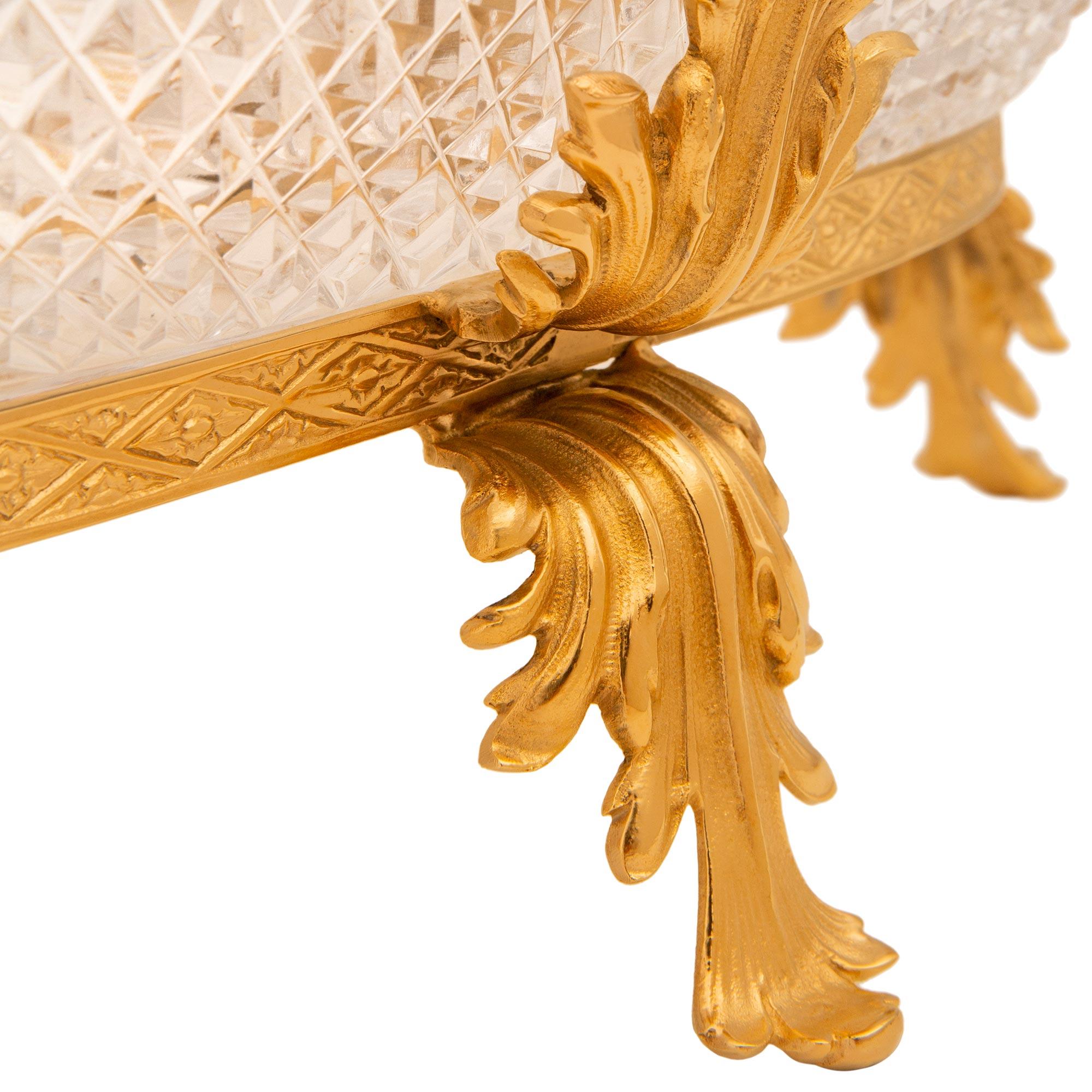 XIXe siècle Meuble de style néo-classique français du 19e siècle. Centre de table en bronze doré et cristal de Baccarat en vente
