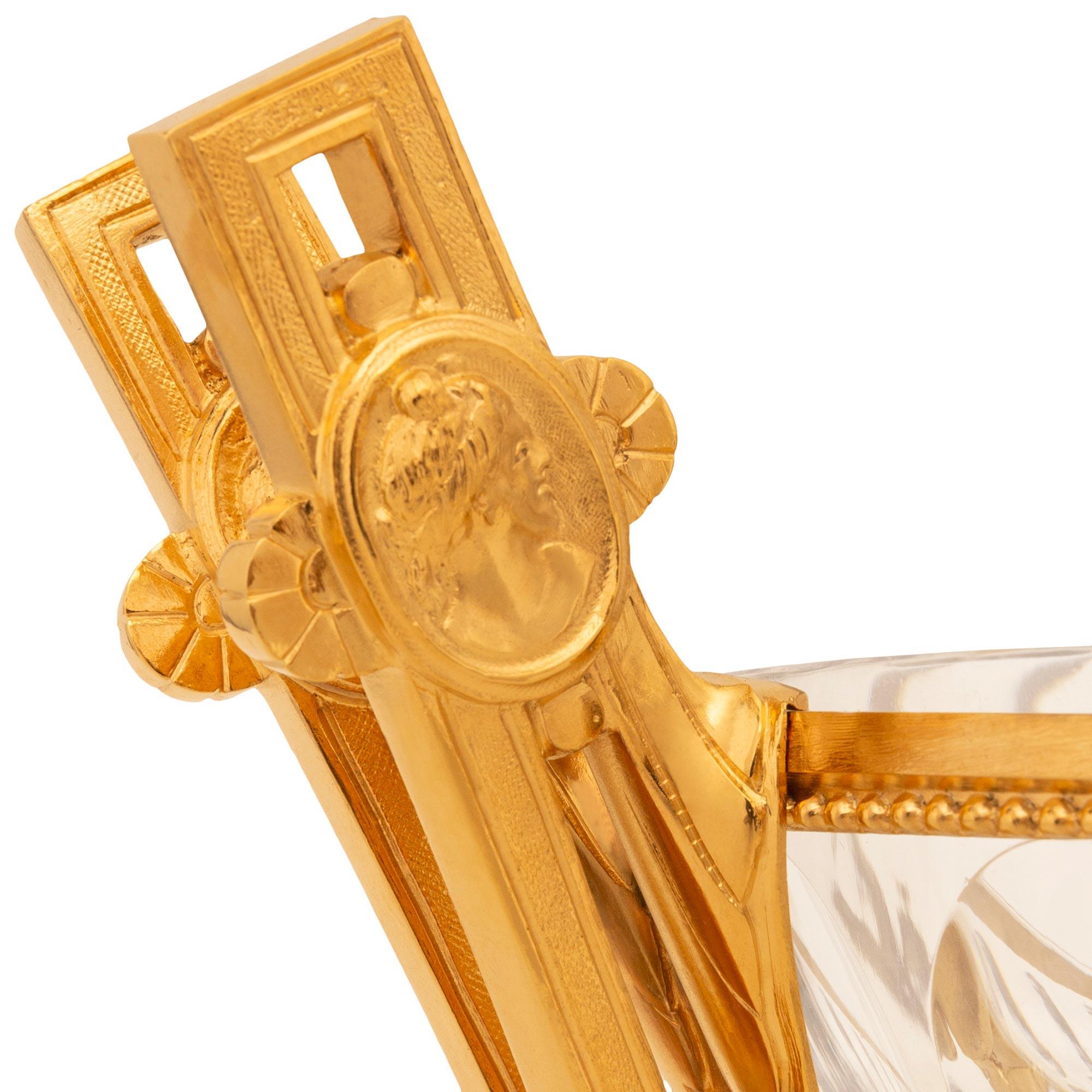 XIXe siècle Meuble de style néo-classique français du 19e siècle. Centre de table en bronze doré et cristal de Baccarat en vente