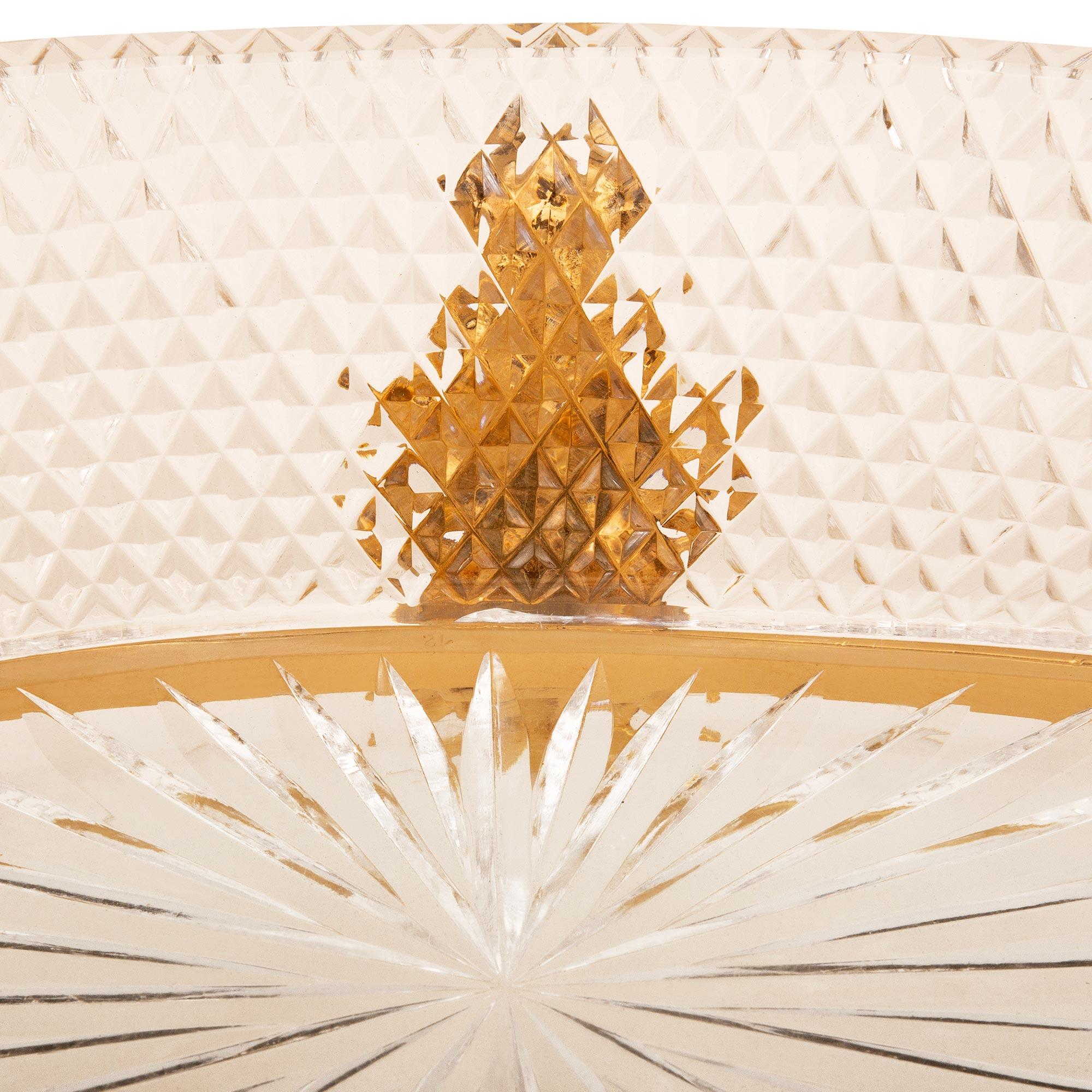Cristal Meuble de style néo-classique français du 19e siècle. Centre de table en bronze doré et cristal de Baccarat en vente