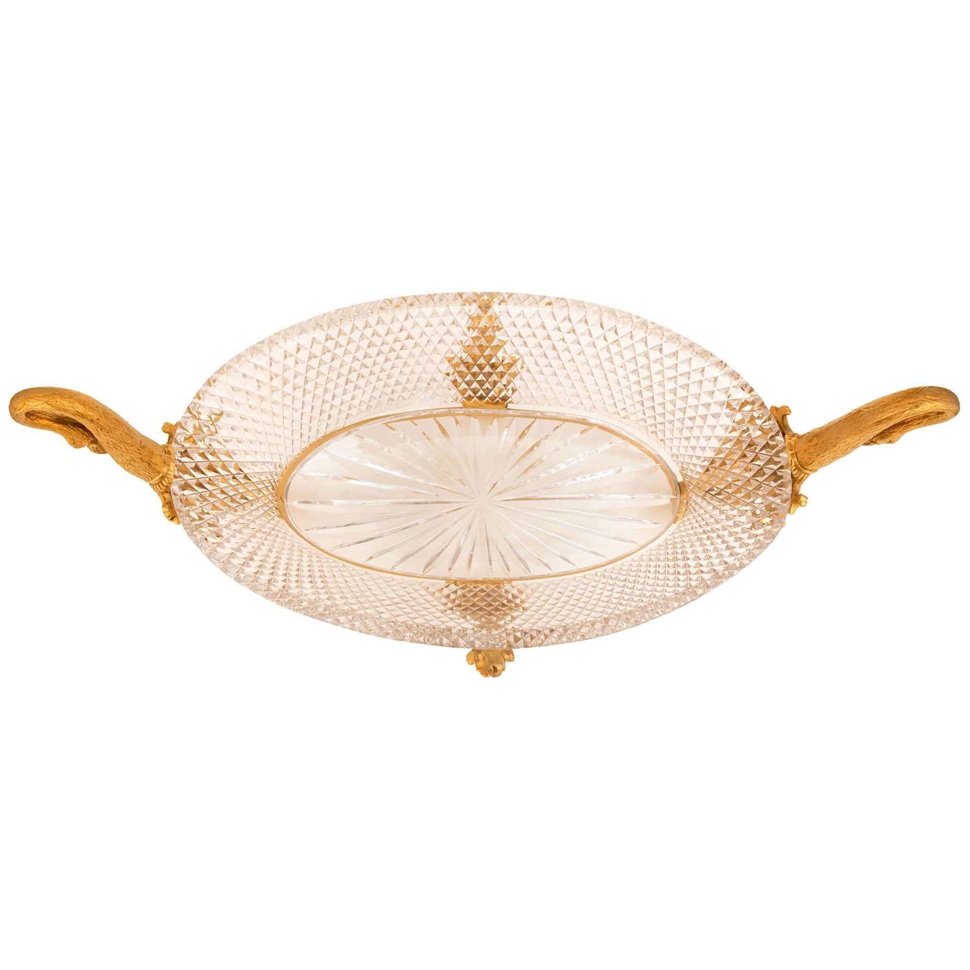 Meuble de style néo-classique français du 19e siècle. Centre de table en bronze doré et cristal de Baccarat en vente 1