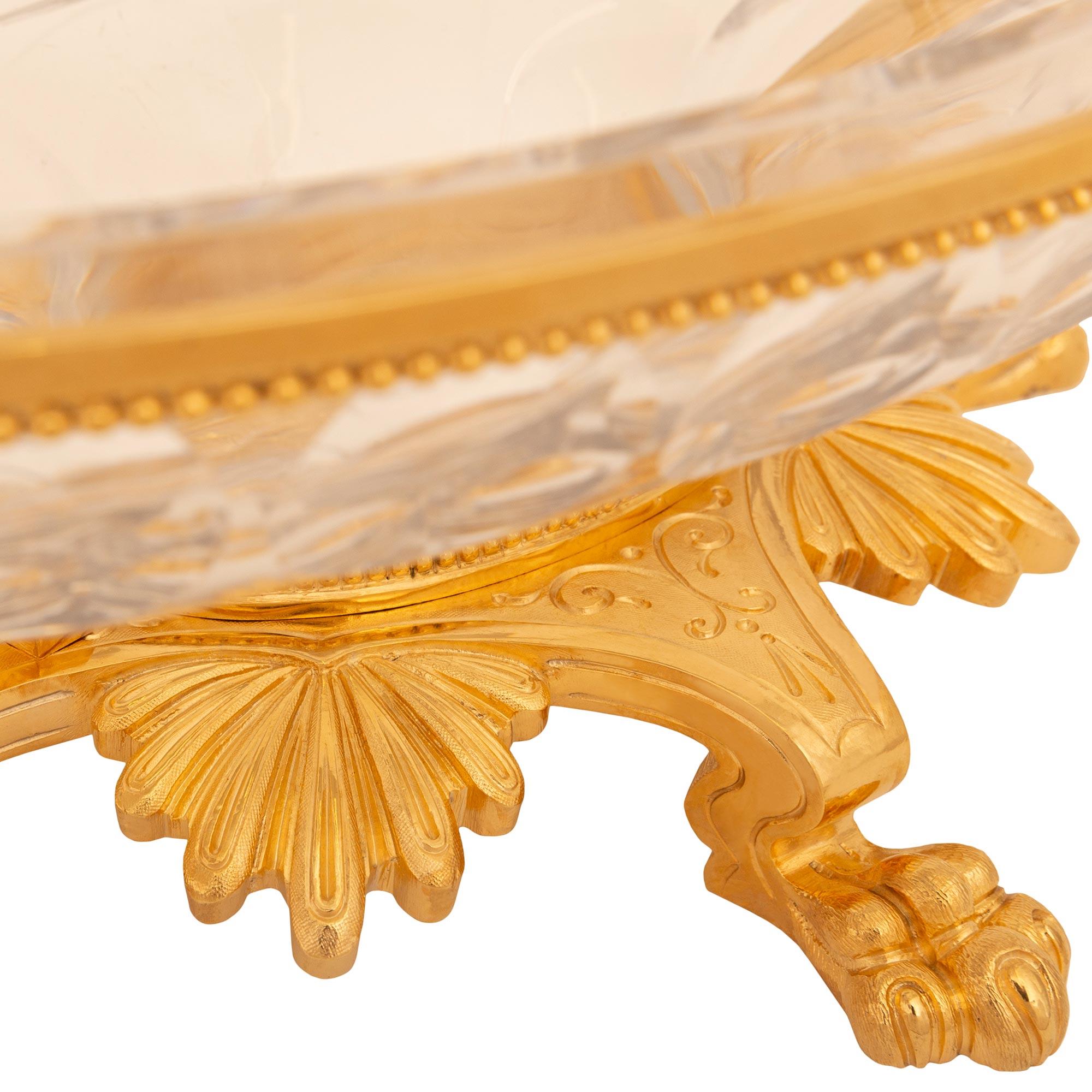 Meuble de style néo-classique français du 19e siècle. Centre de table en bronze doré et cristal de Baccarat en vente 1