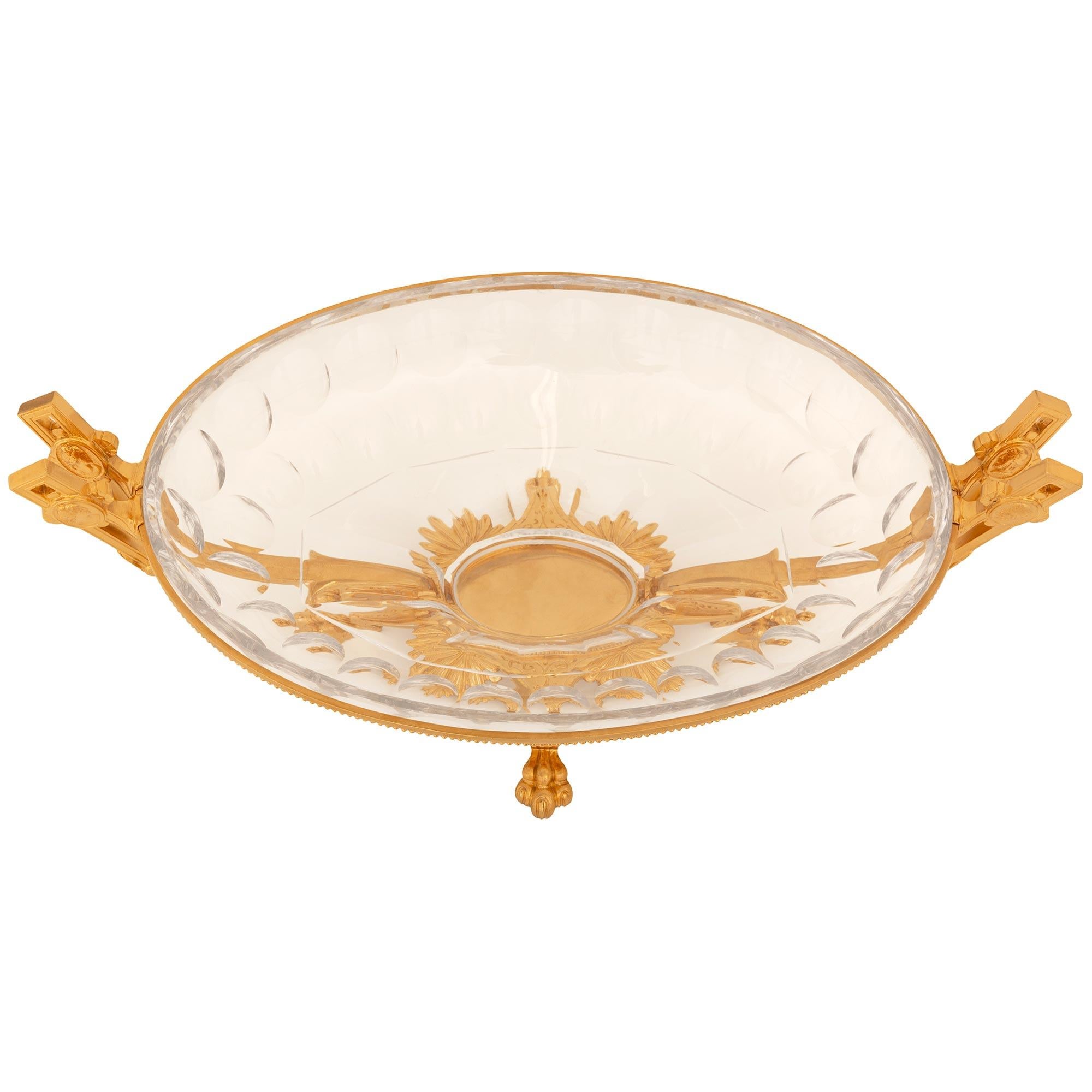 Meuble de style néo-classique français du 19e siècle. Centre de table en bronze doré et cristal de Baccarat en vente 2