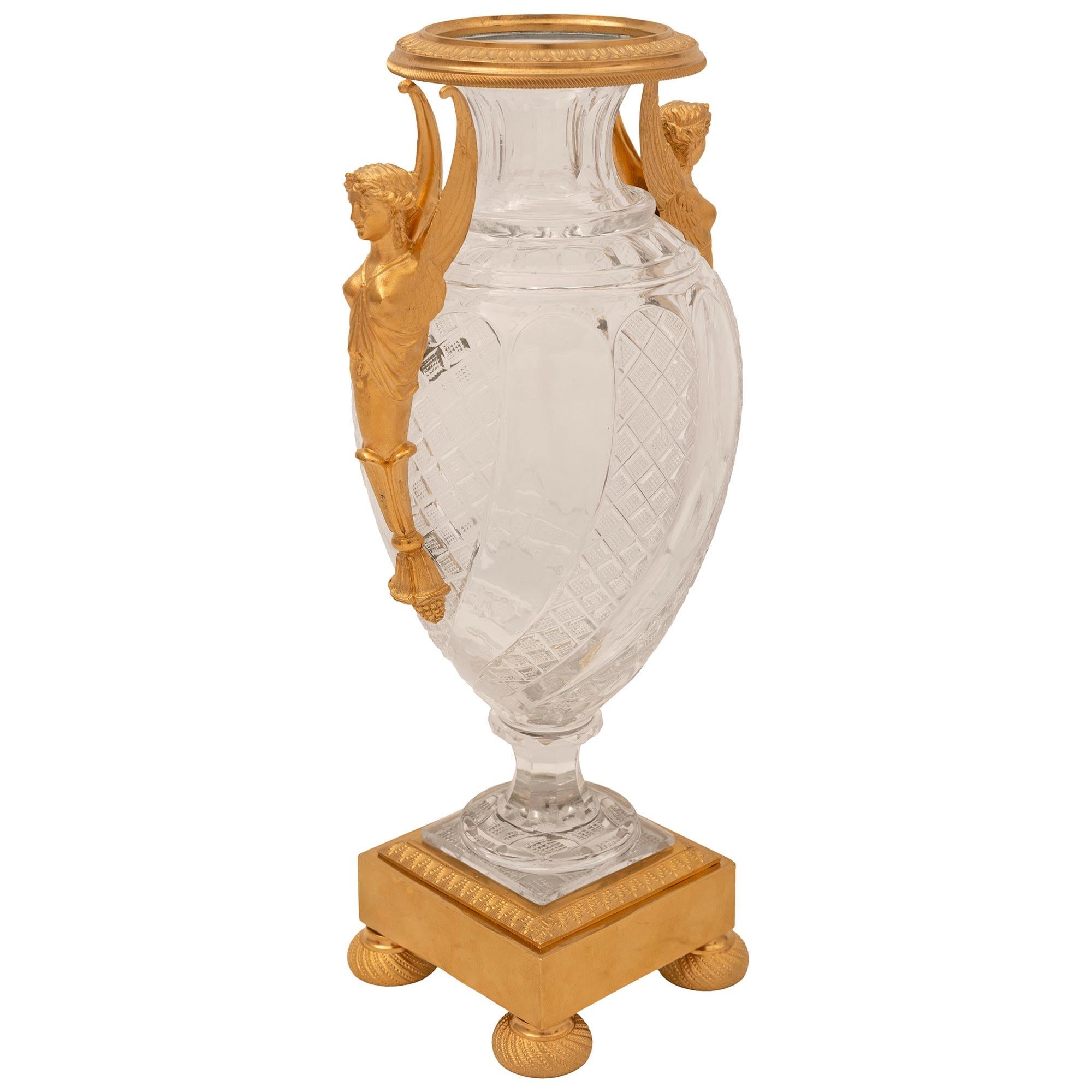 Néoclassique Urne néoclassique française du 19ème siècle en cristal de Baccarat et bronze doré en vente