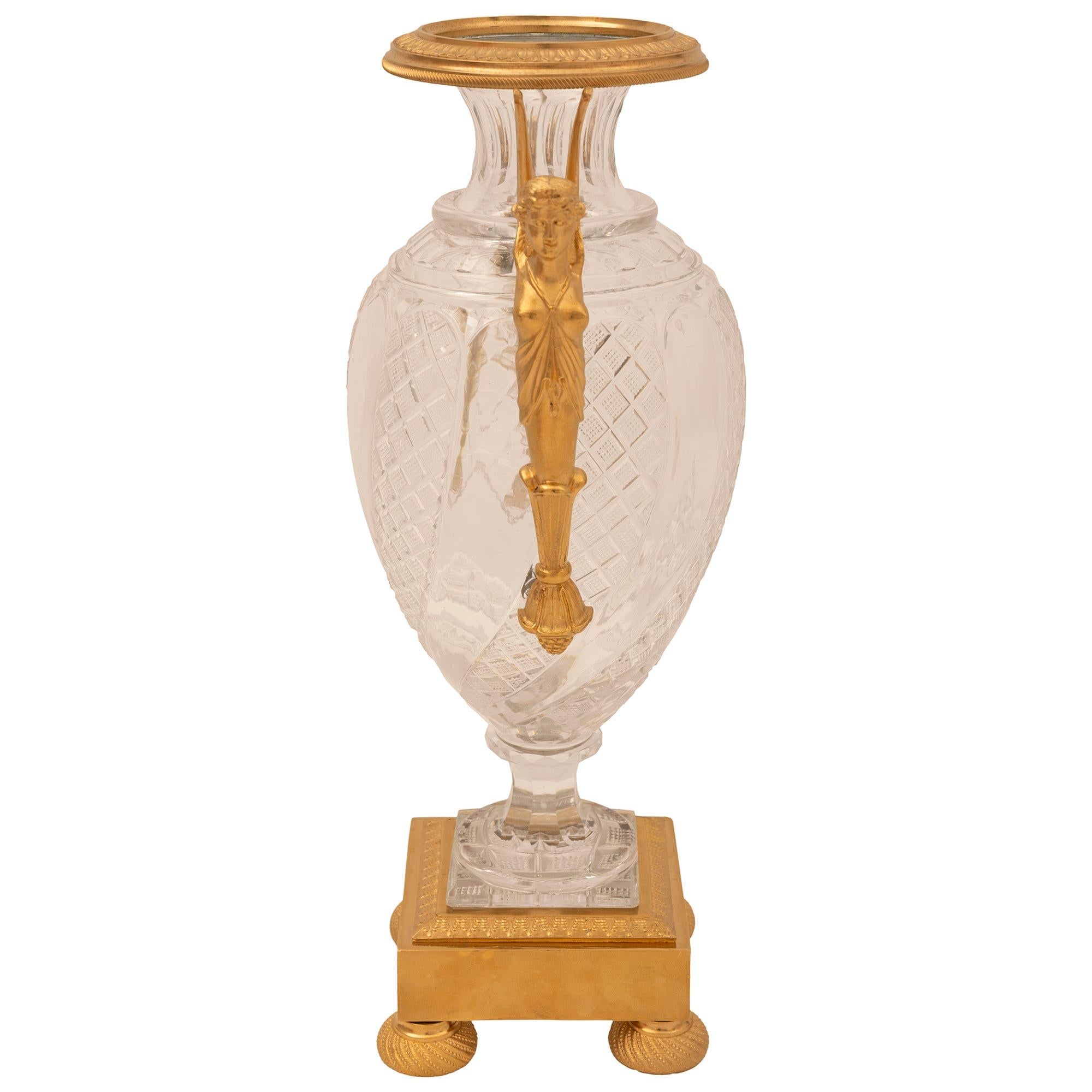 Français Urne néoclassique française du 19ème siècle en cristal de Baccarat et bronze doré en vente