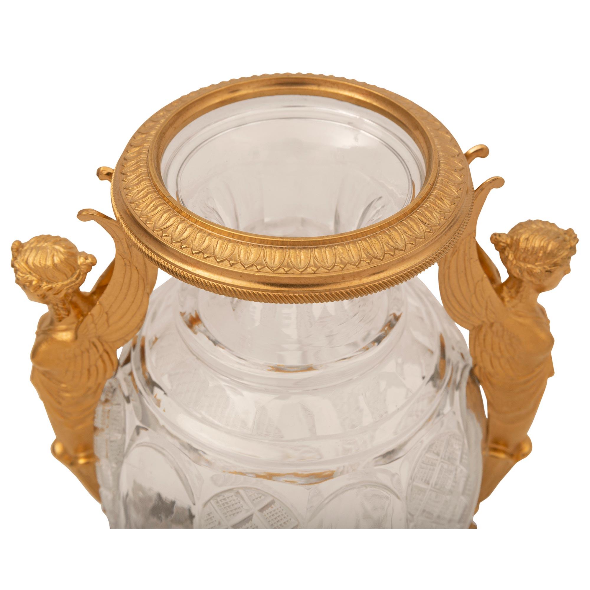 Urne néoclassique française du 19ème siècle en cristal de Baccarat et bronze doré Bon état - En vente à West Palm Beach, FL