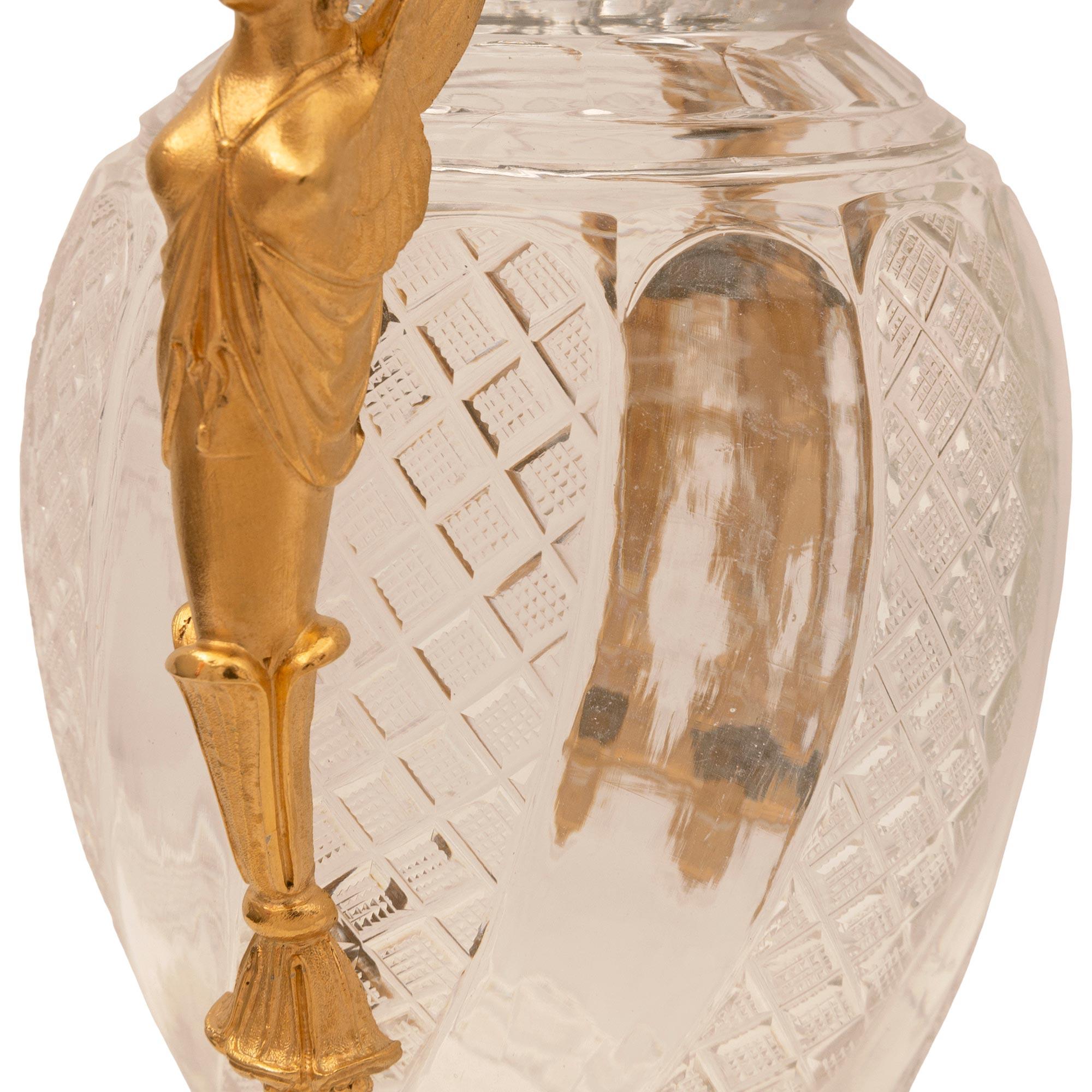 XIXe siècle Urne néoclassique française du 19ème siècle en cristal de Baccarat et bronze doré en vente