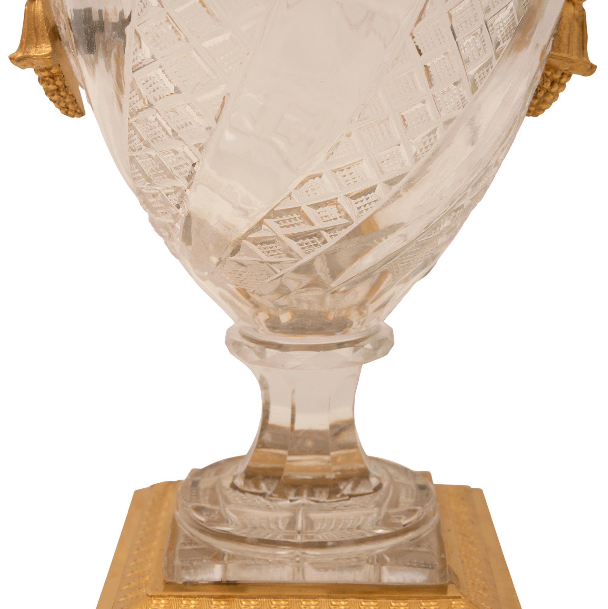 Cristal Urne néoclassique française du 19ème siècle en cristal de Baccarat et bronze doré en vente