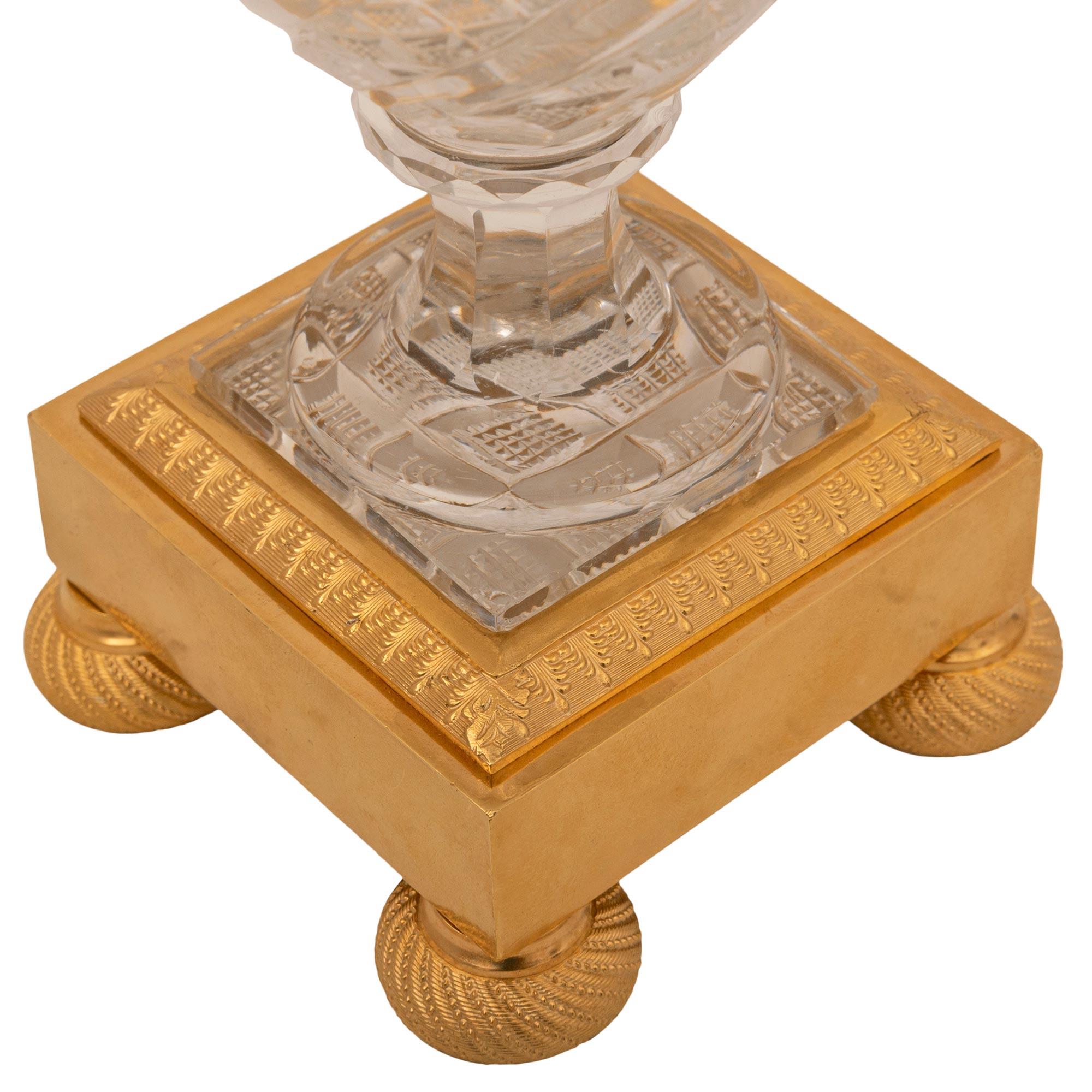 Neoklassizistische Urne aus Goldbronze und Baccarat-Kristall aus dem 19. Jahrhundert im Angebot 3