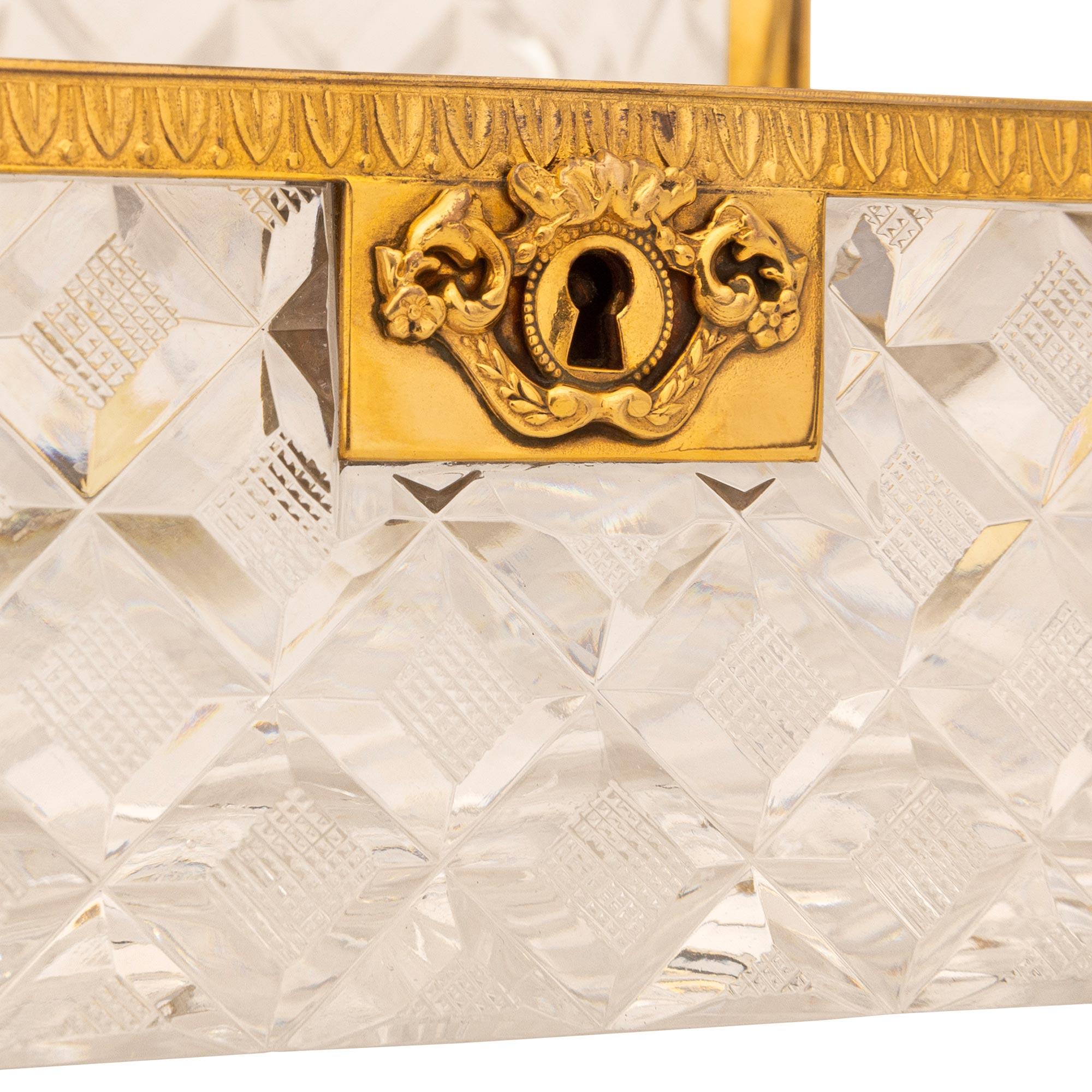 Boîte néoclassique française du 19ème siècle en ormolu et cristal en vente 1