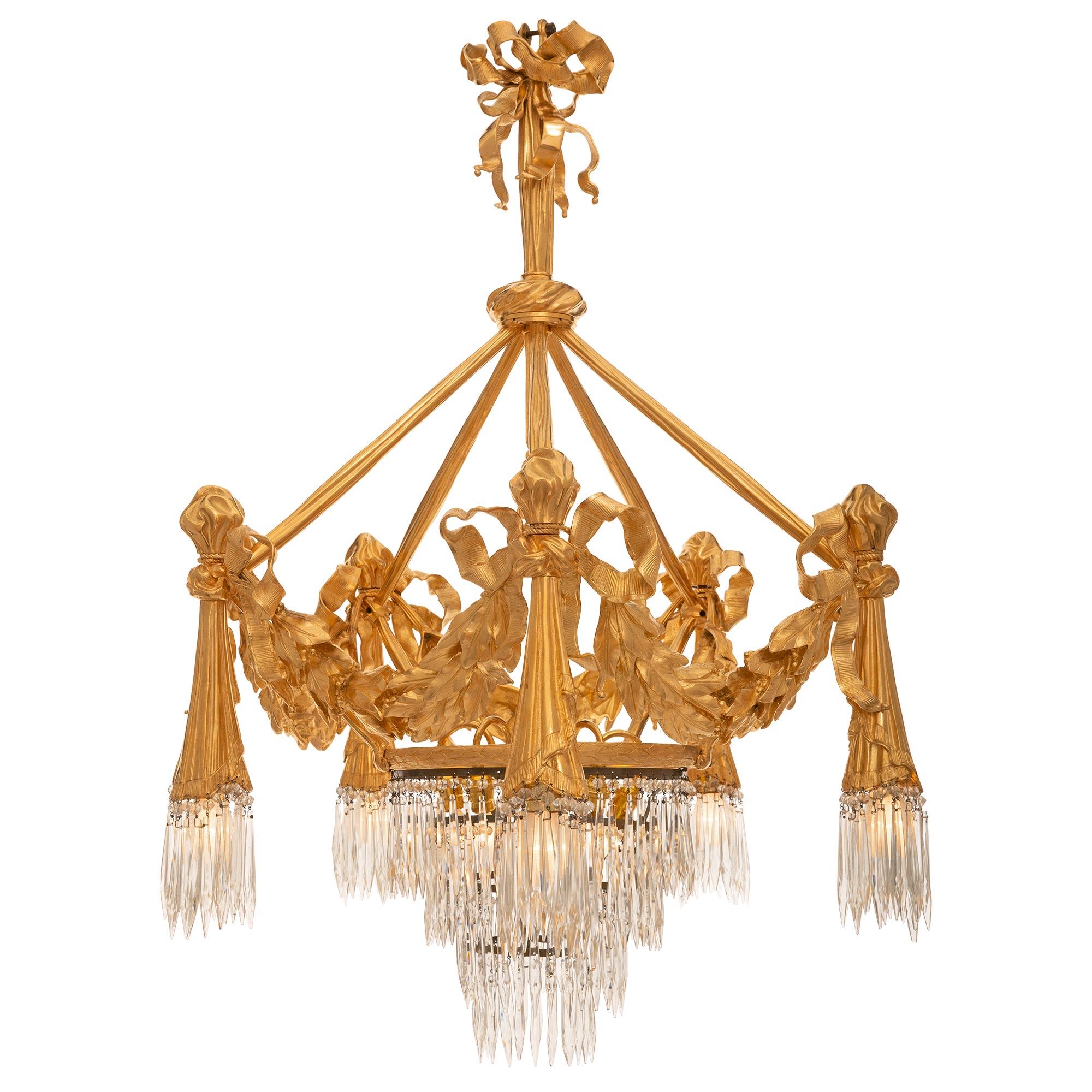 Français Lustre néoclassique français du XIXe siècle en bronze doré et cristal en vente