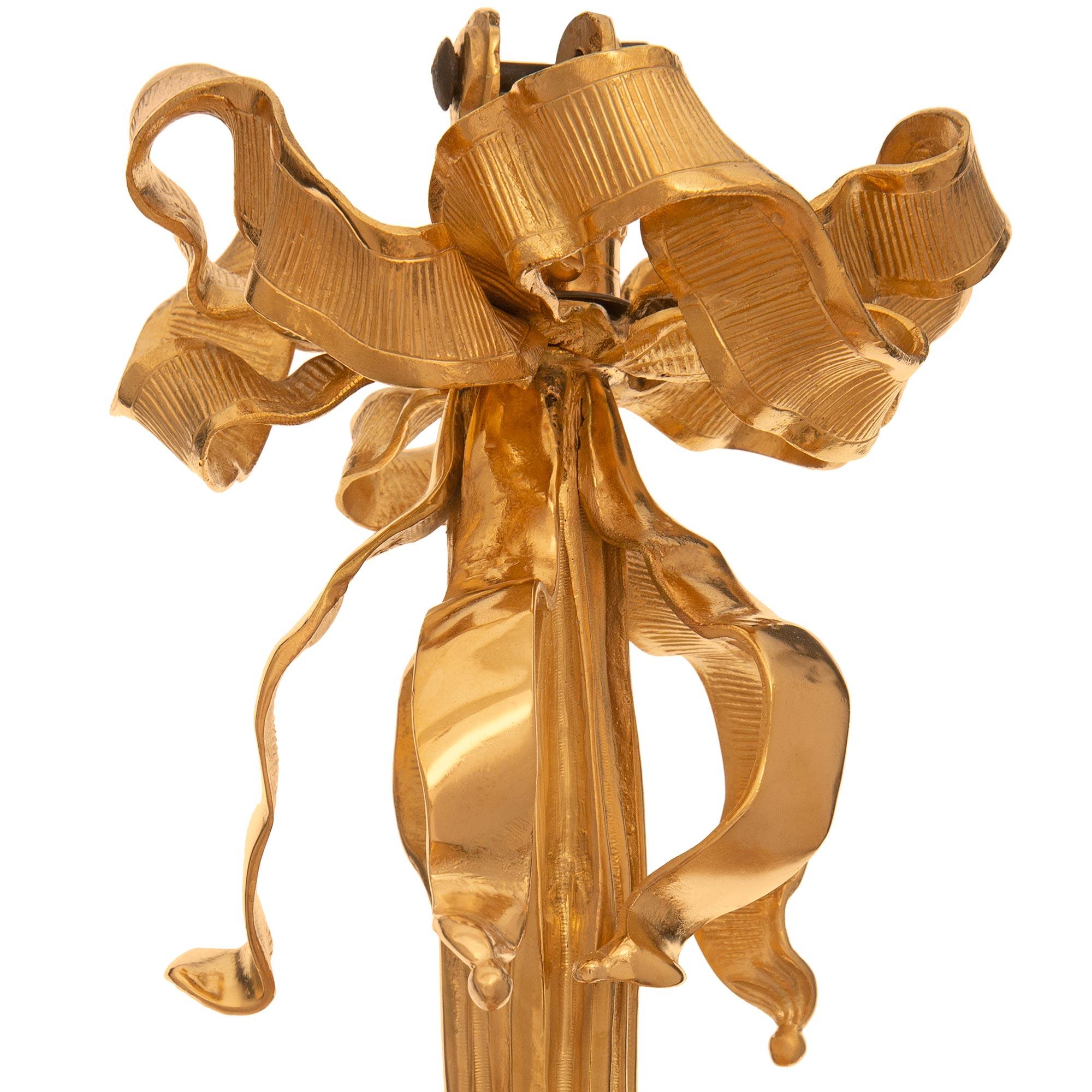 Lustre néoclassique français du XIXe siècle en bronze doré et cristal Bon état - En vente à West Palm Beach, FL