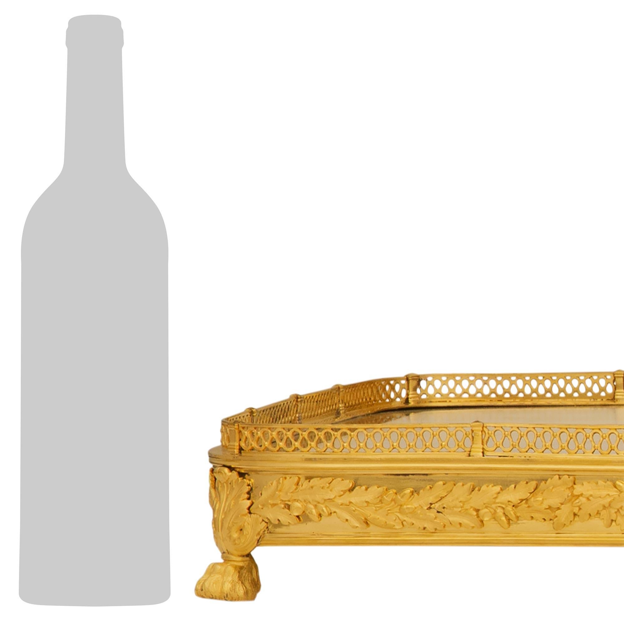 Un impresionante centro de mesa neoclásico francés del siglo XIX de altísima calidad. Ormolu, mármol blanco de Carrara y Vert de Patricia Centro de mesa Sur Tout de Table. Esta impresionante meseta rectangular alargada de tres piezas se eleva sobre