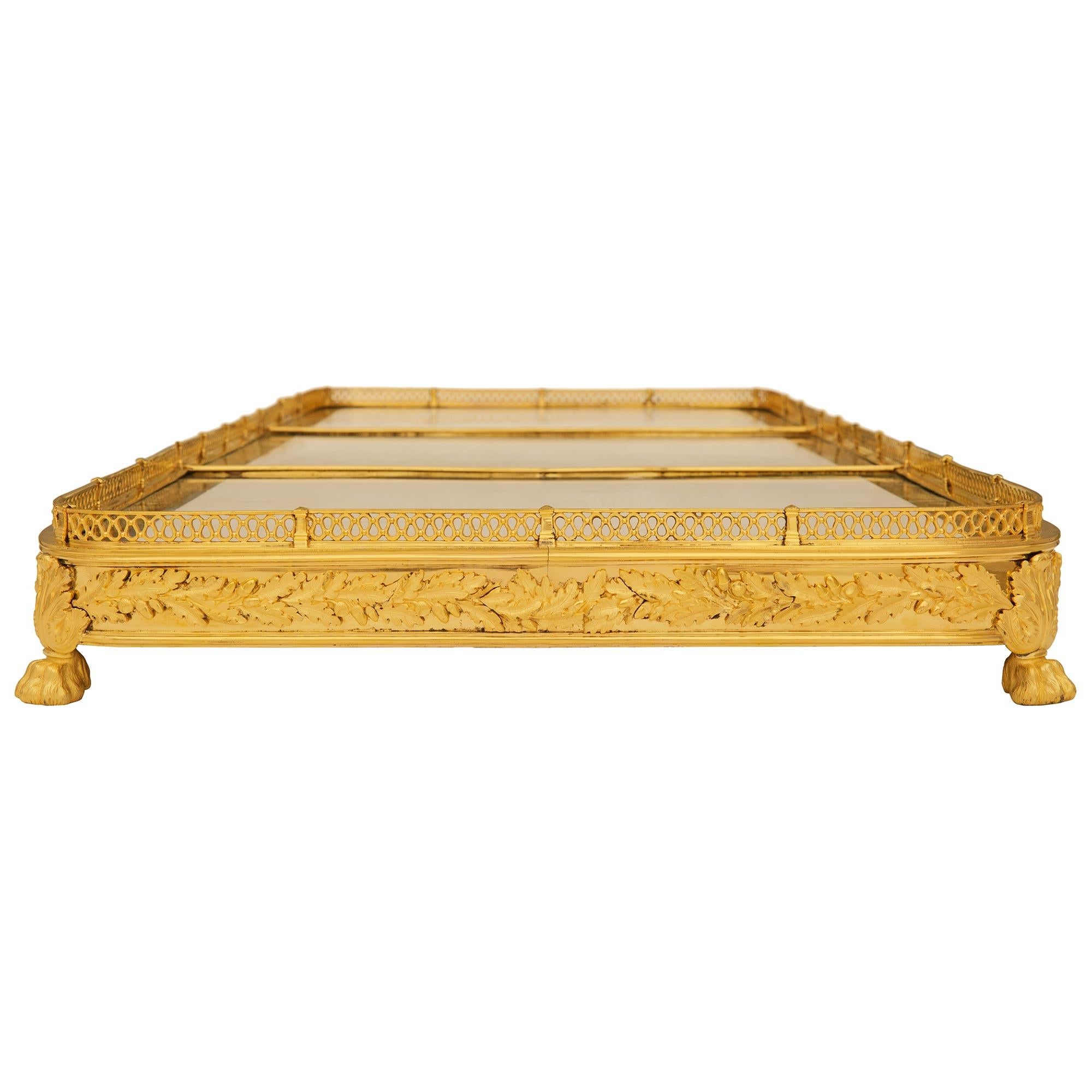 Estilo neoclásico francés del siglo XIX Centro de mesa de ormolu y mármol Francés en venta