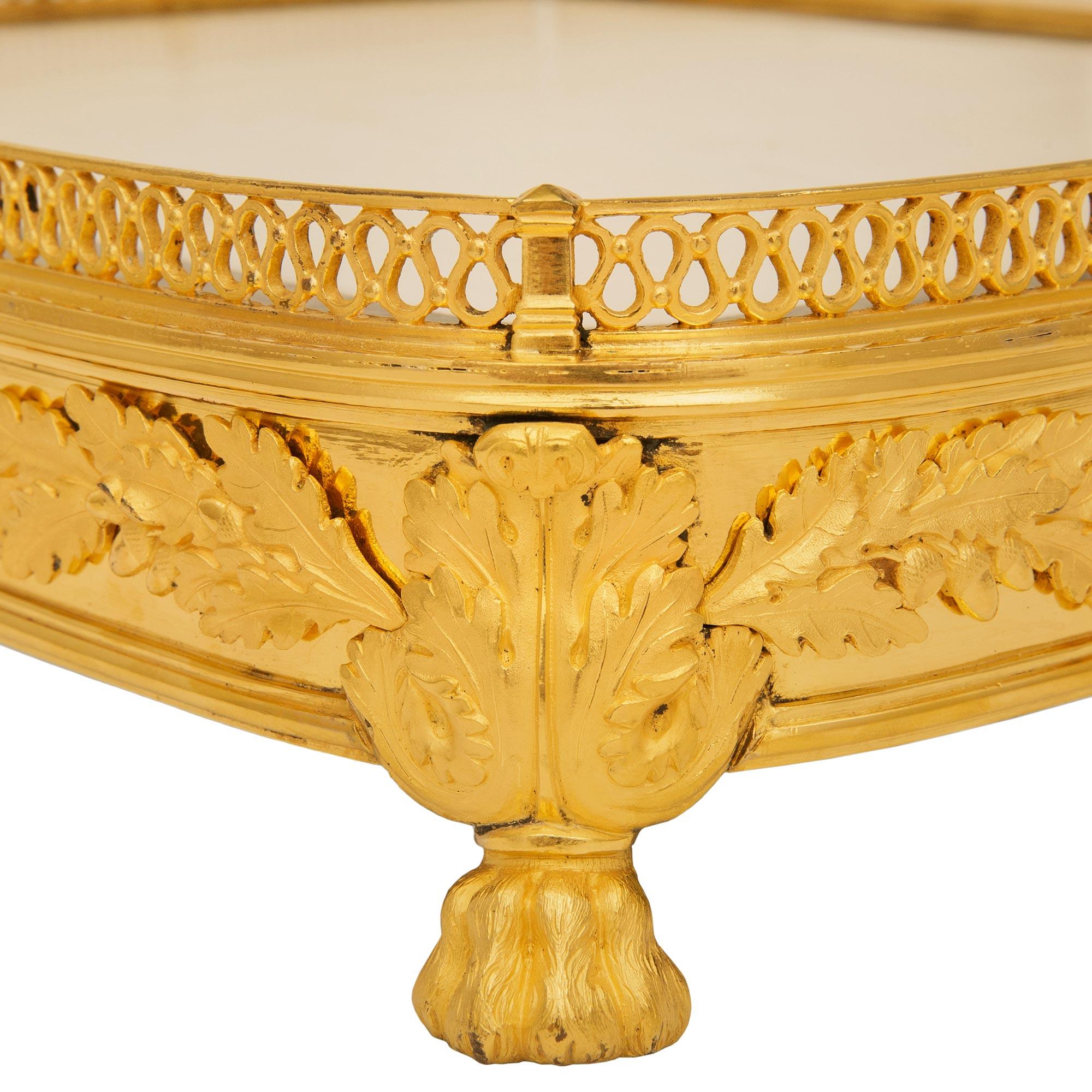 Estilo neoclásico francés del siglo XIX Centro de mesa de ormolu y mármol en Bueno estado para la venta en West Palm Beach, FL