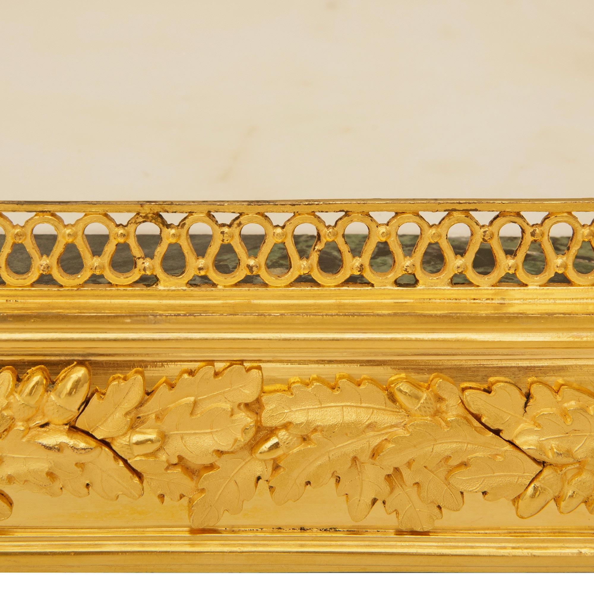 Estilo neoclásico francés del siglo XIX Centro de mesa de ormolu y mármol Ormolú en venta