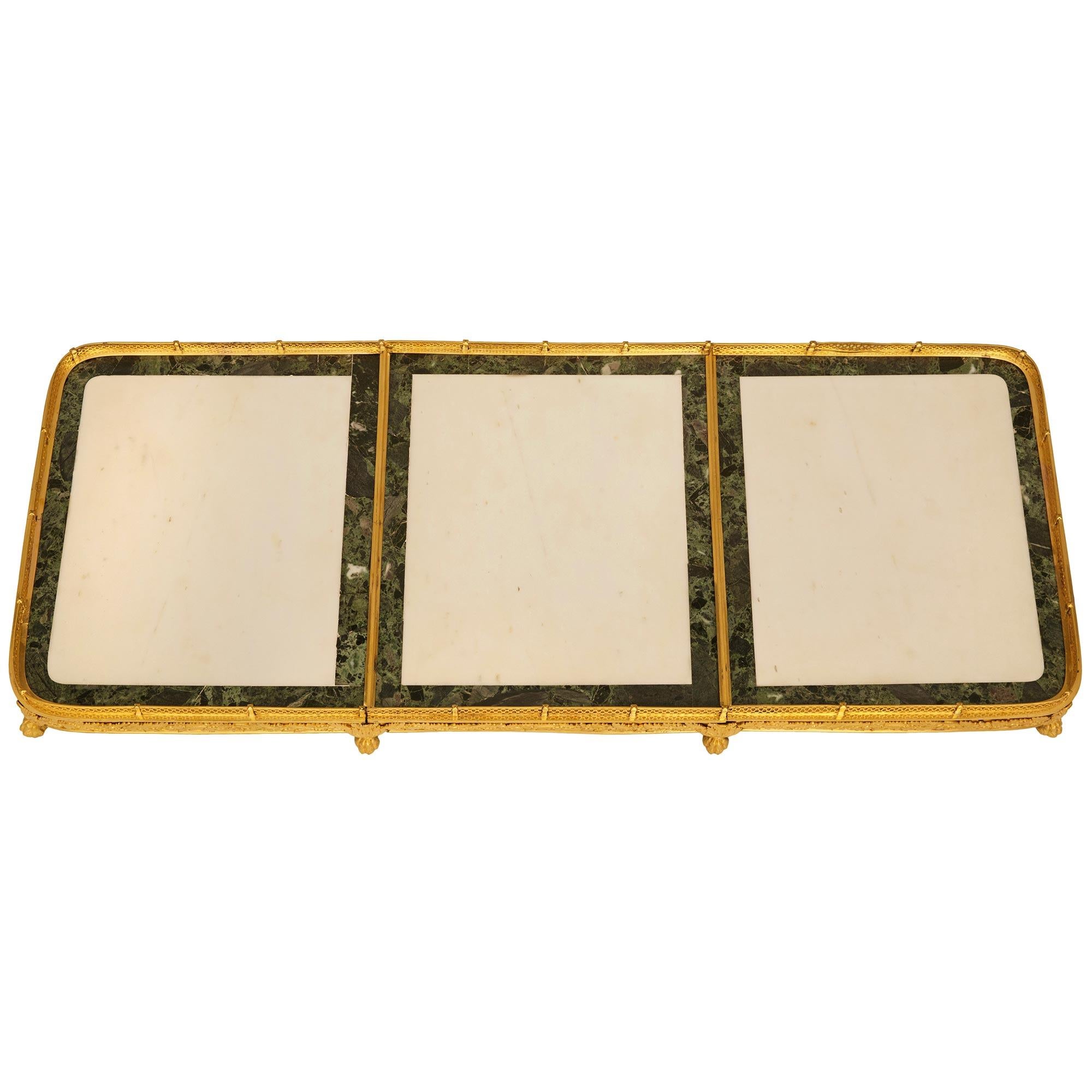 Estilo neoclásico francés del siglo XIX Centro de mesa de ormolu y mármol en venta 2