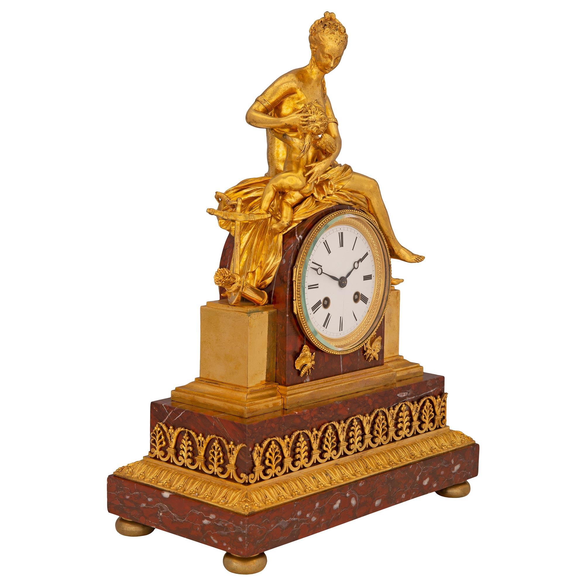 Ein auffallendes und sehr dekoratives französisches neoklassizistisches Ormolu und Rouge Griotte Marmor Set aus dem 19. Jahrhundert, signiert Japy Frères. Die beeindruckende Uhr, für die Japy Frères 1855 ein goldenes Metall gewann, wird in der Mitte