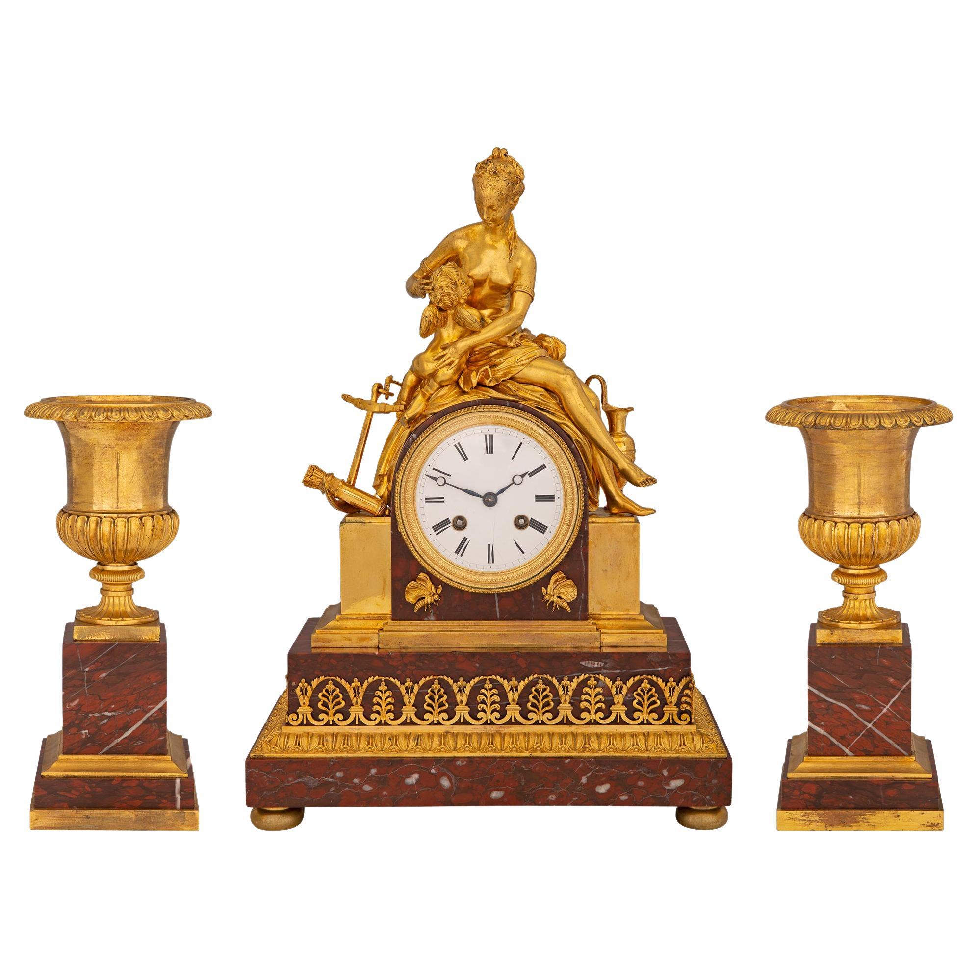 Garniture de style néoclassique français du 19ème siècle en bronze doré et marbre