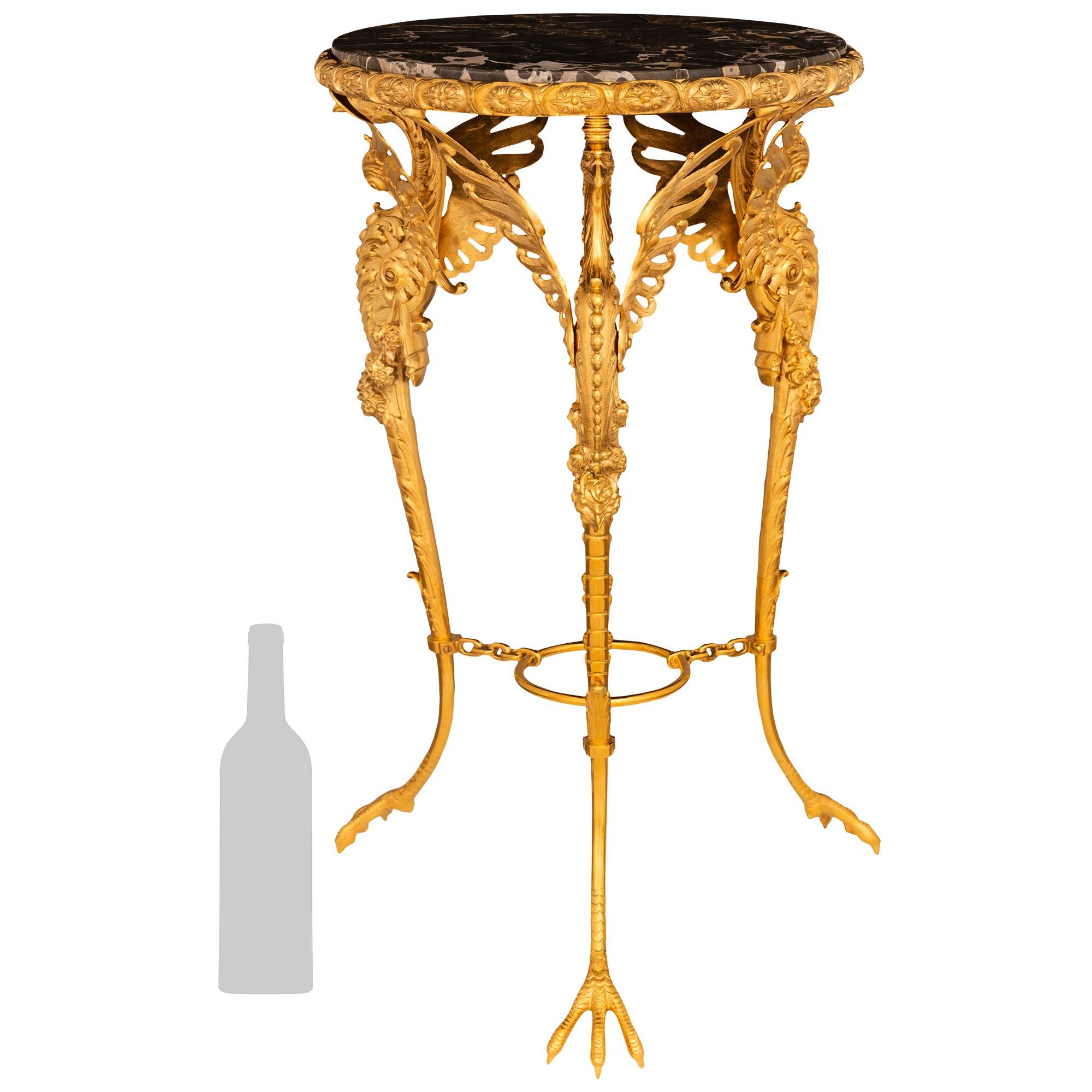 Table d'appoint impressionnante et de grande qualité, de style néoclassique français du XIXe siècle, en bronze doré et marbre Portoro. Ormolu et marbre Portoro, vers 1890. La table est surélevée par trois pieds élancés et effilés reposant sur des