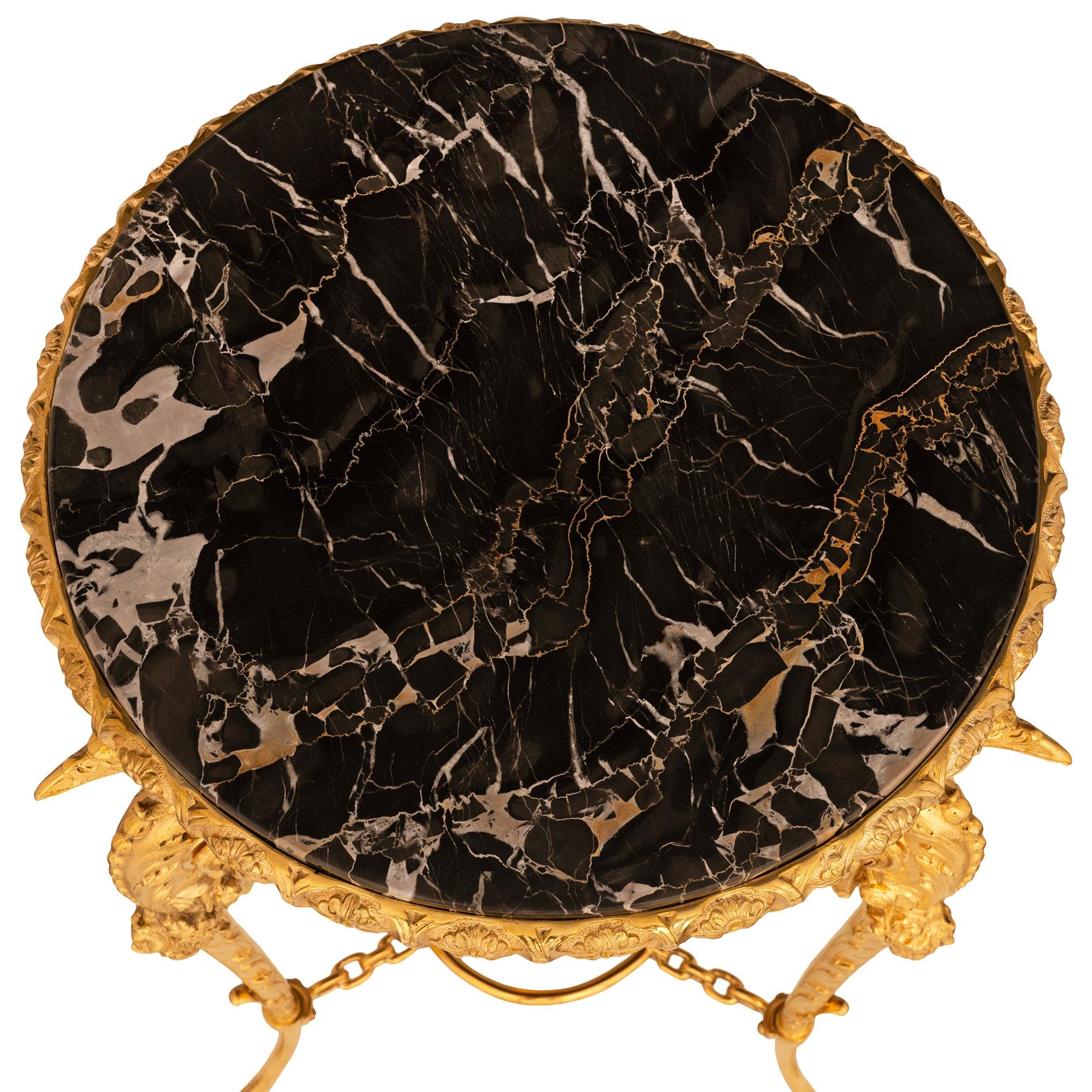 Table d'appoint néo-classique française du 19e siècle, en marbre et bronze doré. Table d'appoint en bronze doré et marbre, vers 1890 en vente 2