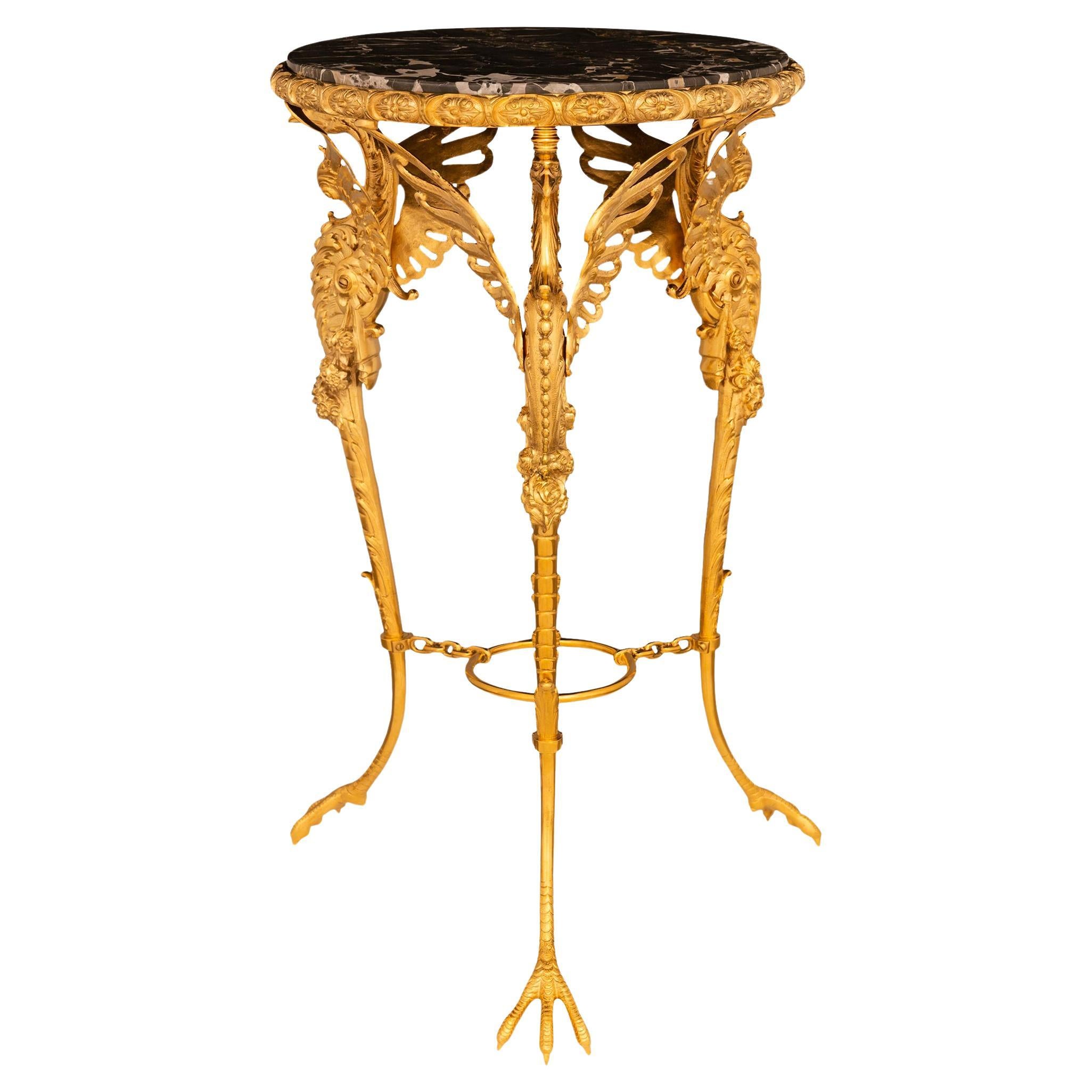Table d'appoint néo-classique française du 19e siècle, en marbre et bronze doré. Table d'appoint en bronze doré et marbre, vers 1890
