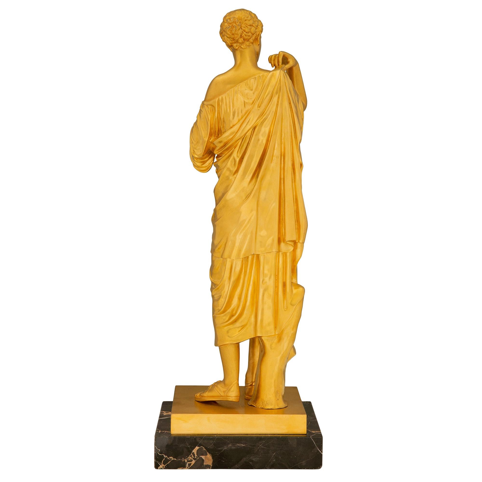 Neoclassico Statua di fanciulla in marmo e ormeggio neoclassica francese del XIX secolo in vendita
