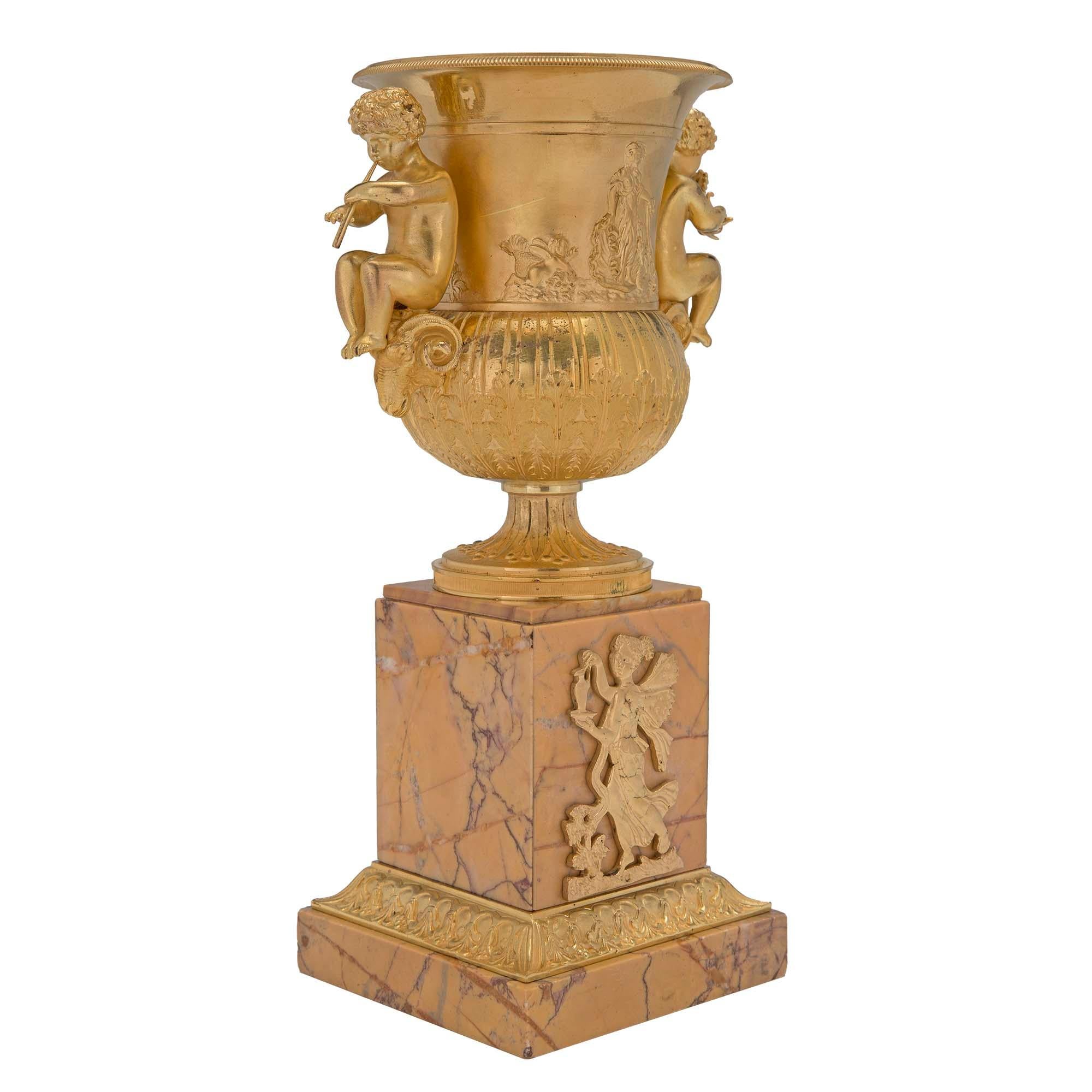 Français Urnes néoclassiques françaises du 19ème siècle en bronze doré et marbre de Sienne en vente