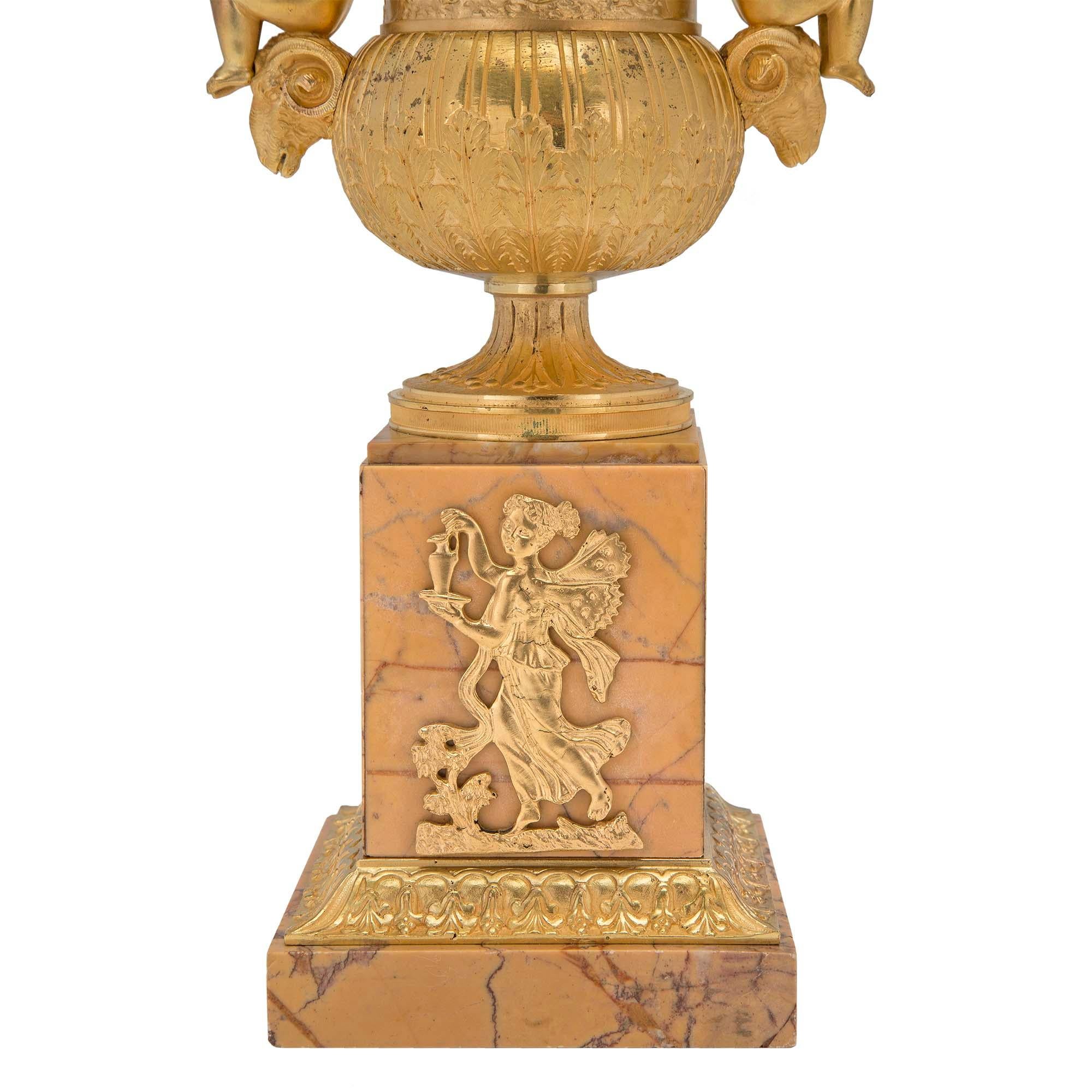 Urnes néoclassiques françaises du 19ème siècle en bronze doré et marbre de Sienne Bon état - En vente à West Palm Beach, FL