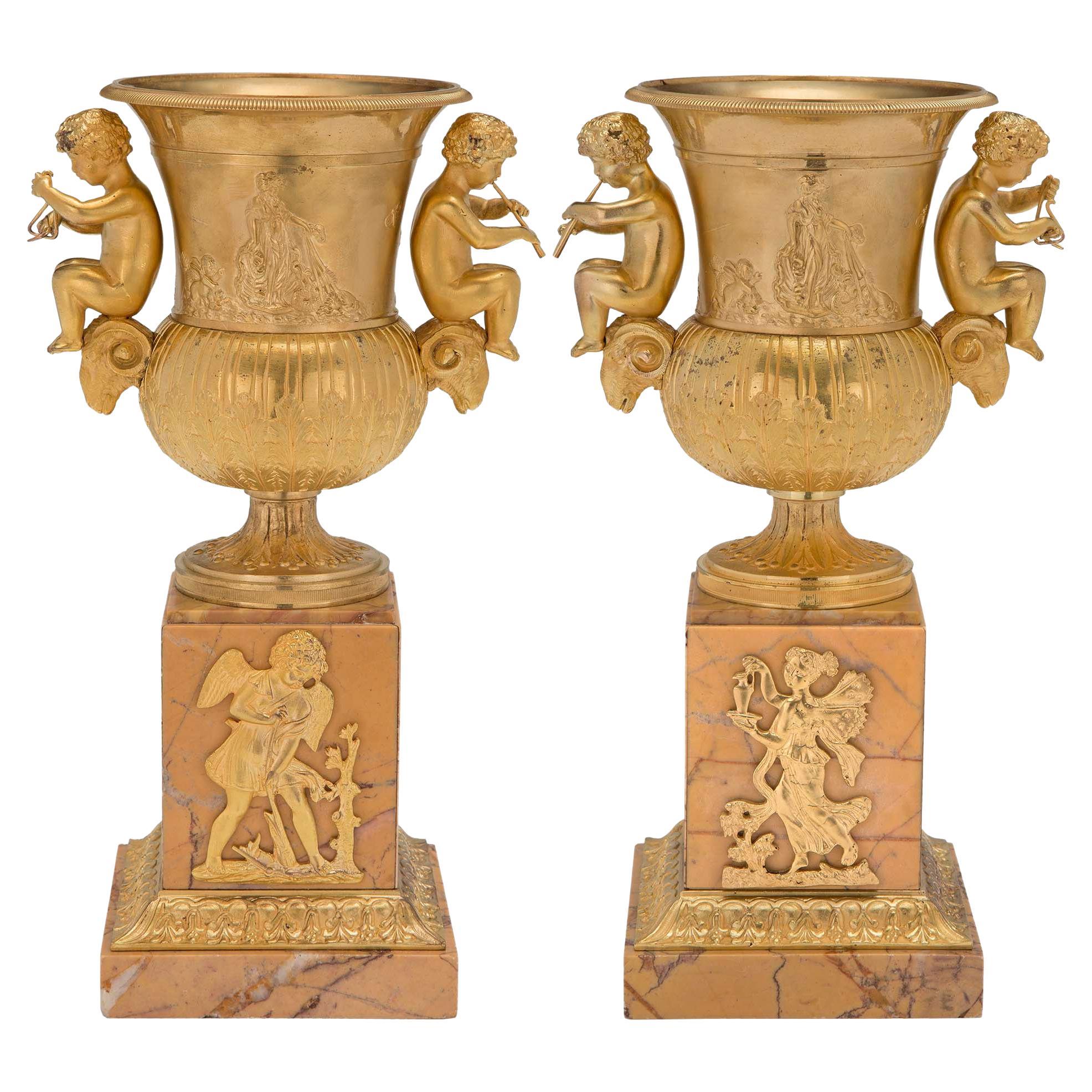 Urnes néoclassiques françaises du 19ème siècle en bronze doré et marbre de Sienne en vente