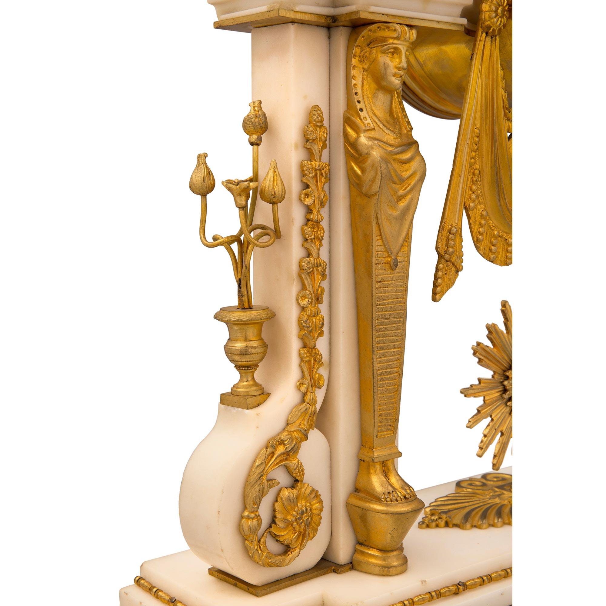 Neoklassizistische französische Uhr aus Goldbronze und weißem Carrara-Marmor aus dem 19. Jahrhundert im Angebot 5