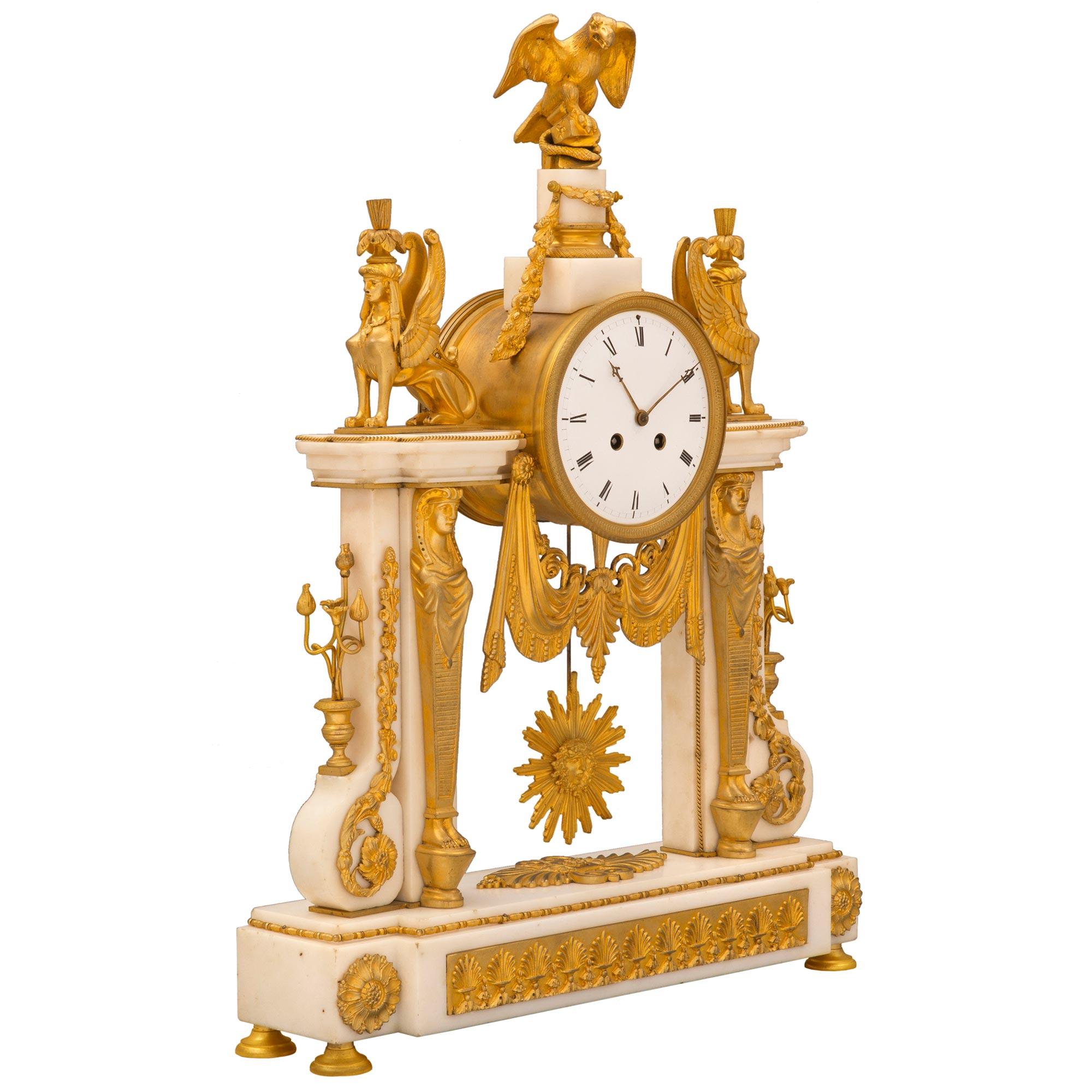 Eine atemberaubende und hochwertige französische Uhr im neoklassischen Stil des 19. Jahrhunderts aus Ormolu und weißem Carrara-Marmor. Die Uhr steht auf feinen, kreisförmigen, gesprenkelten Ormolu-Füßen unter dem massiven Sockel aus weißem
