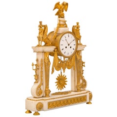 Horloge néoclassique française du 19ème siècle en bronze doré et marbre de Carrare blanc