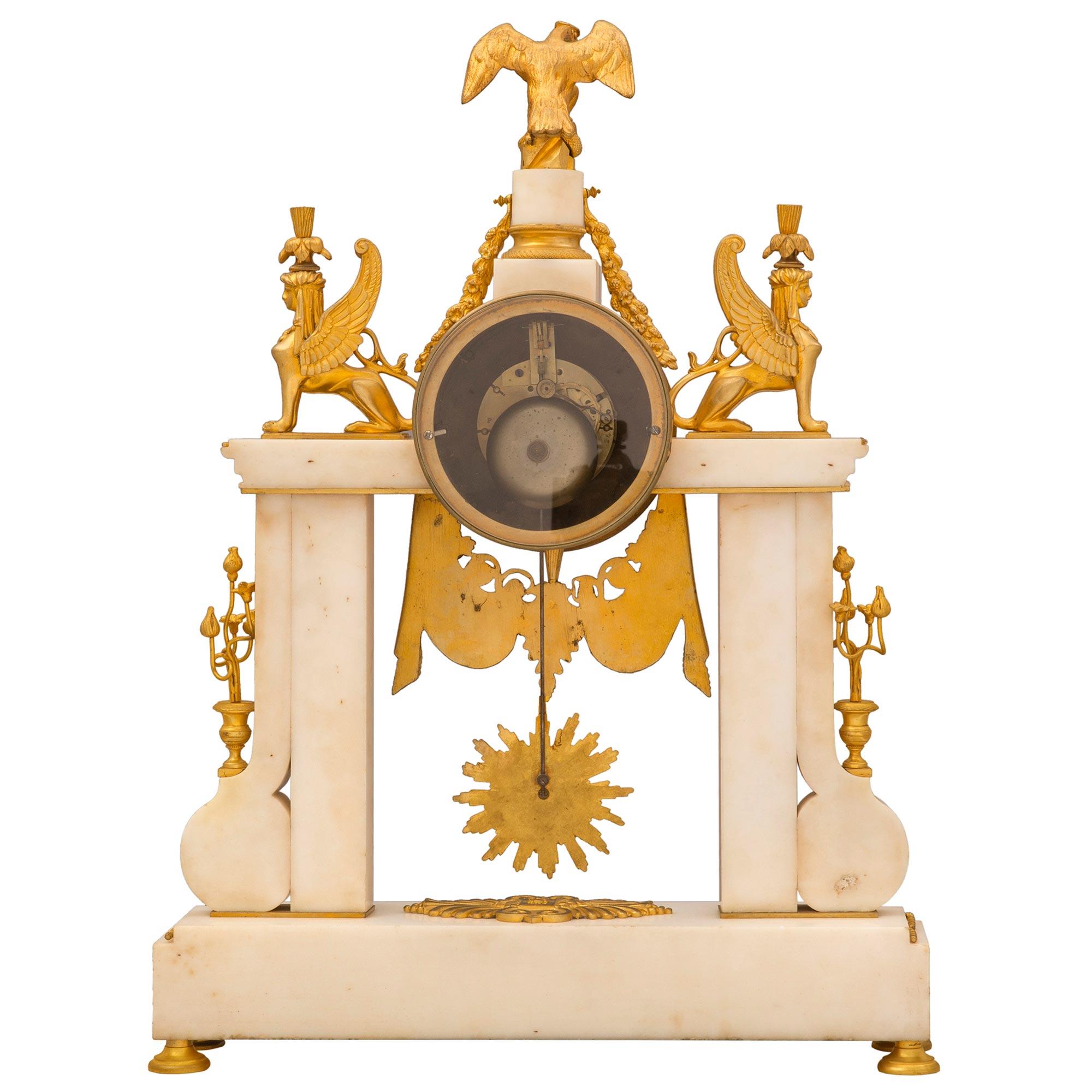 Neoklassizistische französische Uhr aus Goldbronze und weißem Carrara-Marmor aus dem 19. Jahrhundert (Französisch) im Angebot