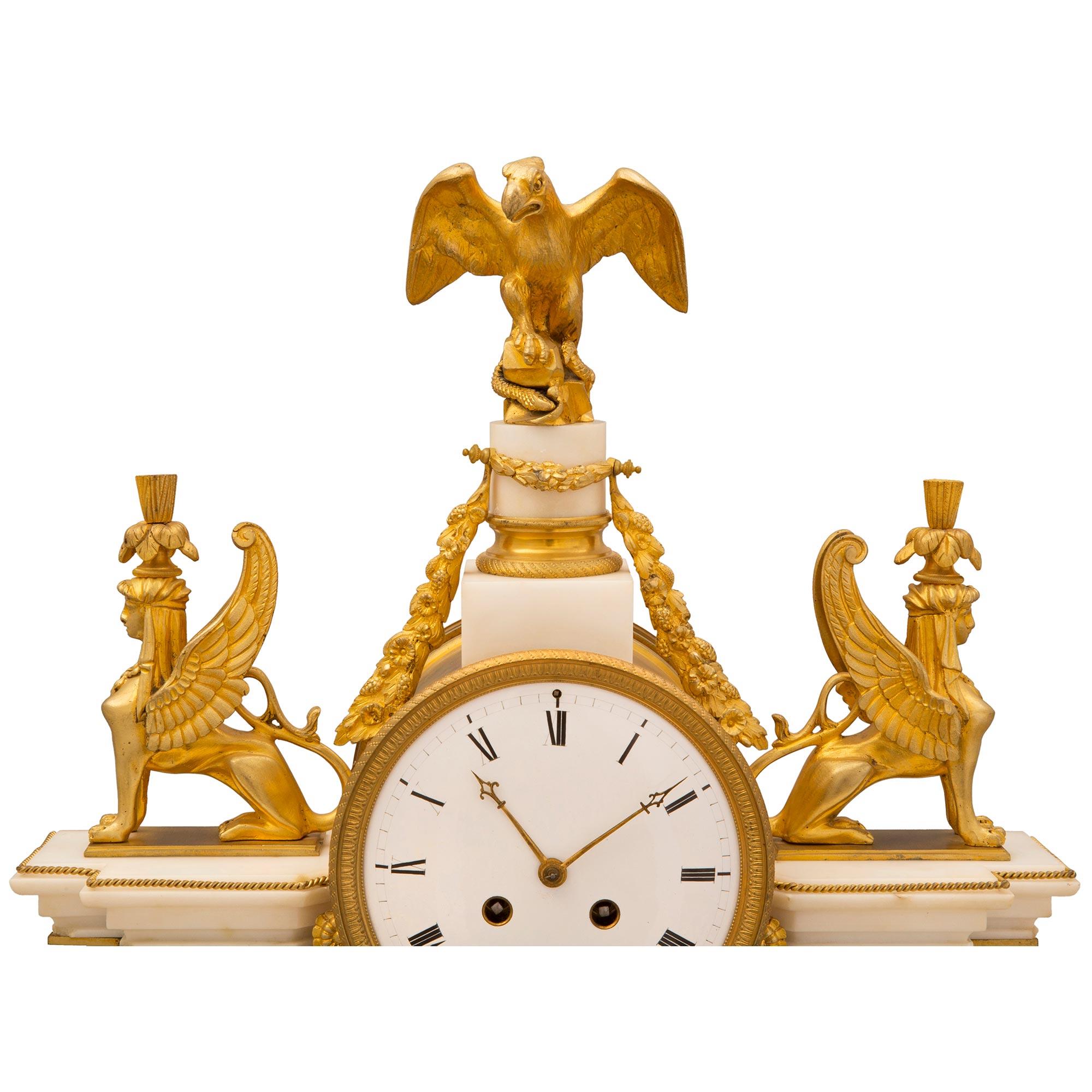 Neoklassizistische französische Uhr aus Goldbronze und weißem Carrara-Marmor aus dem 19. Jahrhundert im Zustand „Gut“ im Angebot in West Palm Beach, FL