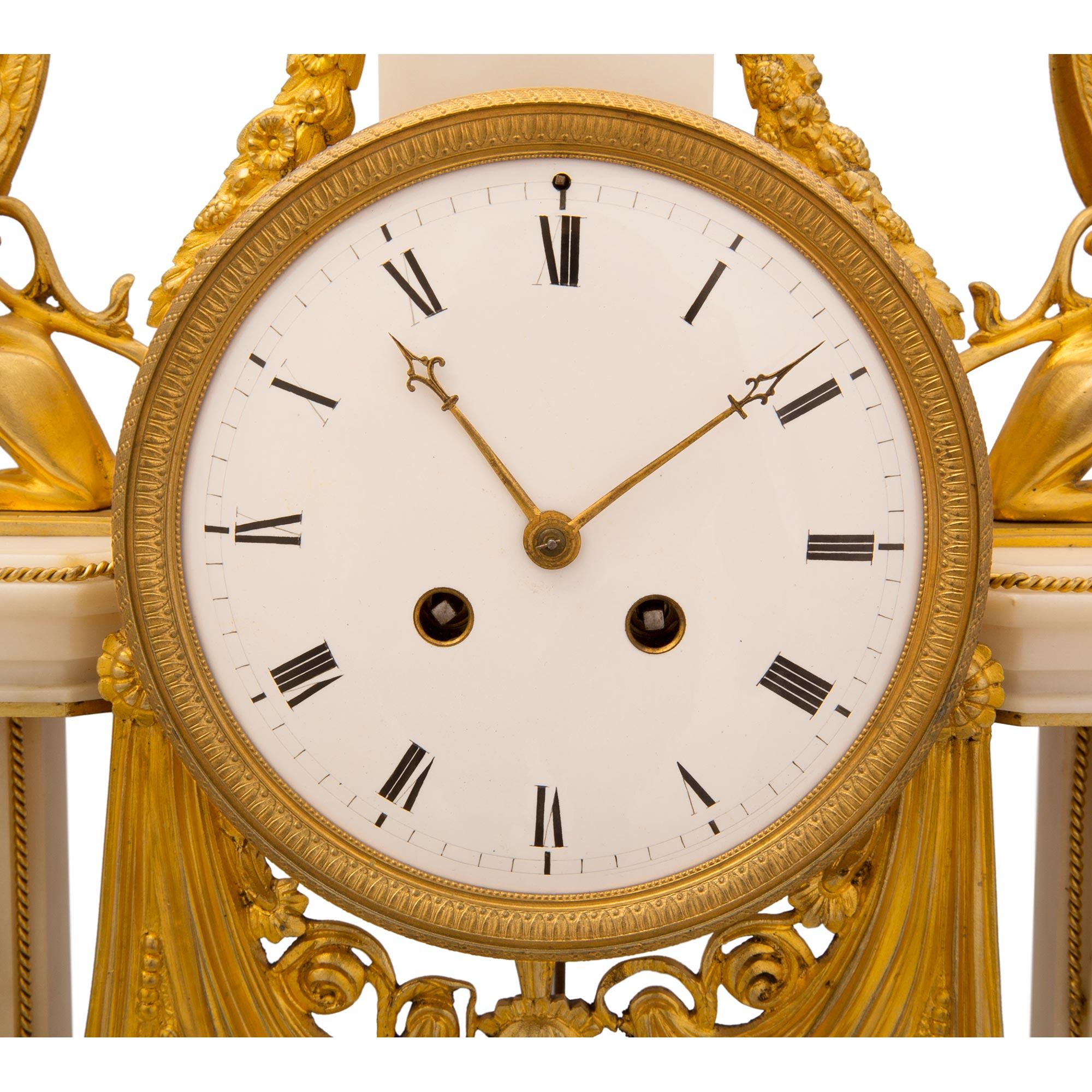 Neoklassizistische französische Uhr aus Goldbronze und weißem Carrara-Marmor aus dem 19. Jahrhundert im Angebot 2
