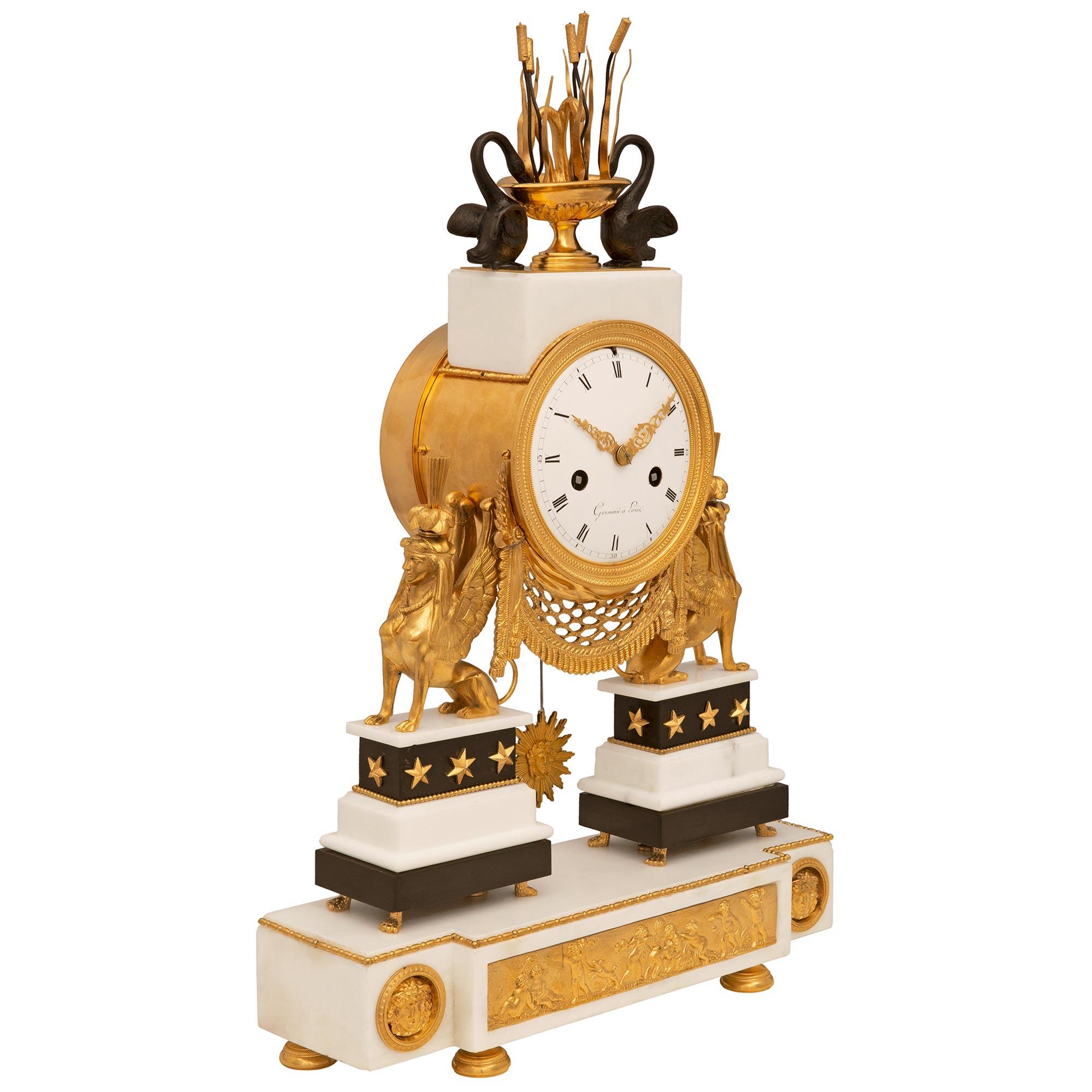 Französische neoklassizistische Uhr aus Goldbronze, patinierter Bronze und Marmor aus dem 19. Jahrhundert (Neoklassisch) im Angebot