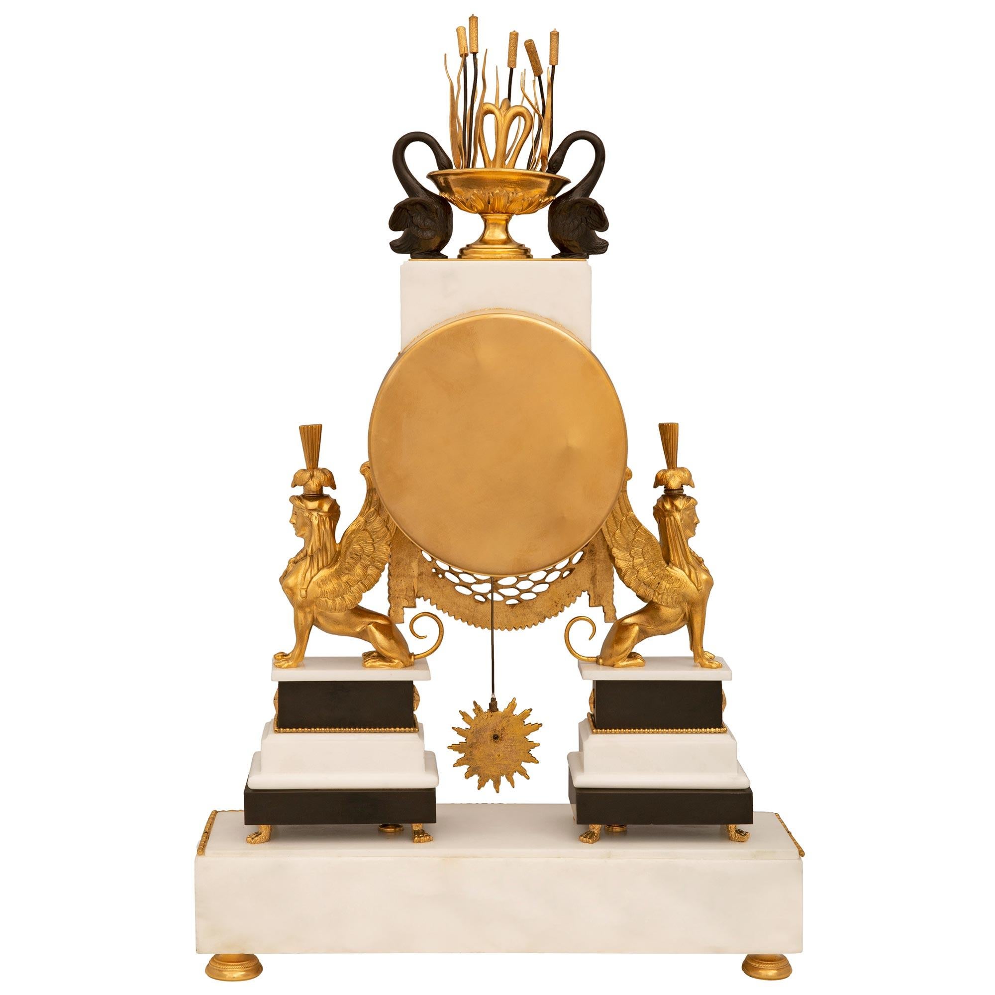 Französische neoklassizistische Uhr aus Goldbronze, patinierter Bronze und Marmor aus dem 19. Jahrhundert im Zustand „Gut“ im Angebot in West Palm Beach, FL