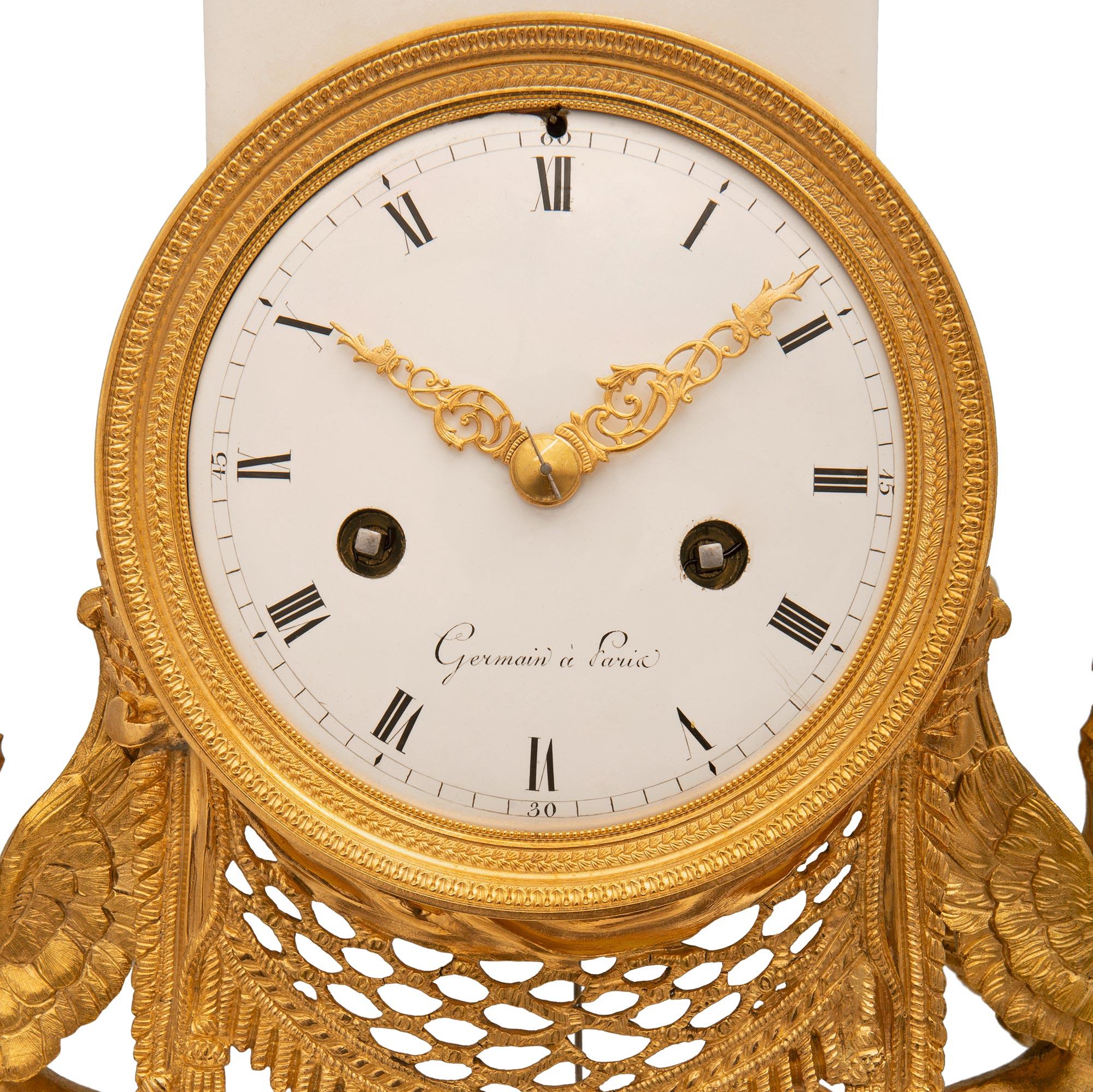 Französische neoklassizistische Uhr aus Goldbronze, patinierter Bronze und Marmor aus dem 19. Jahrhundert im Angebot 1