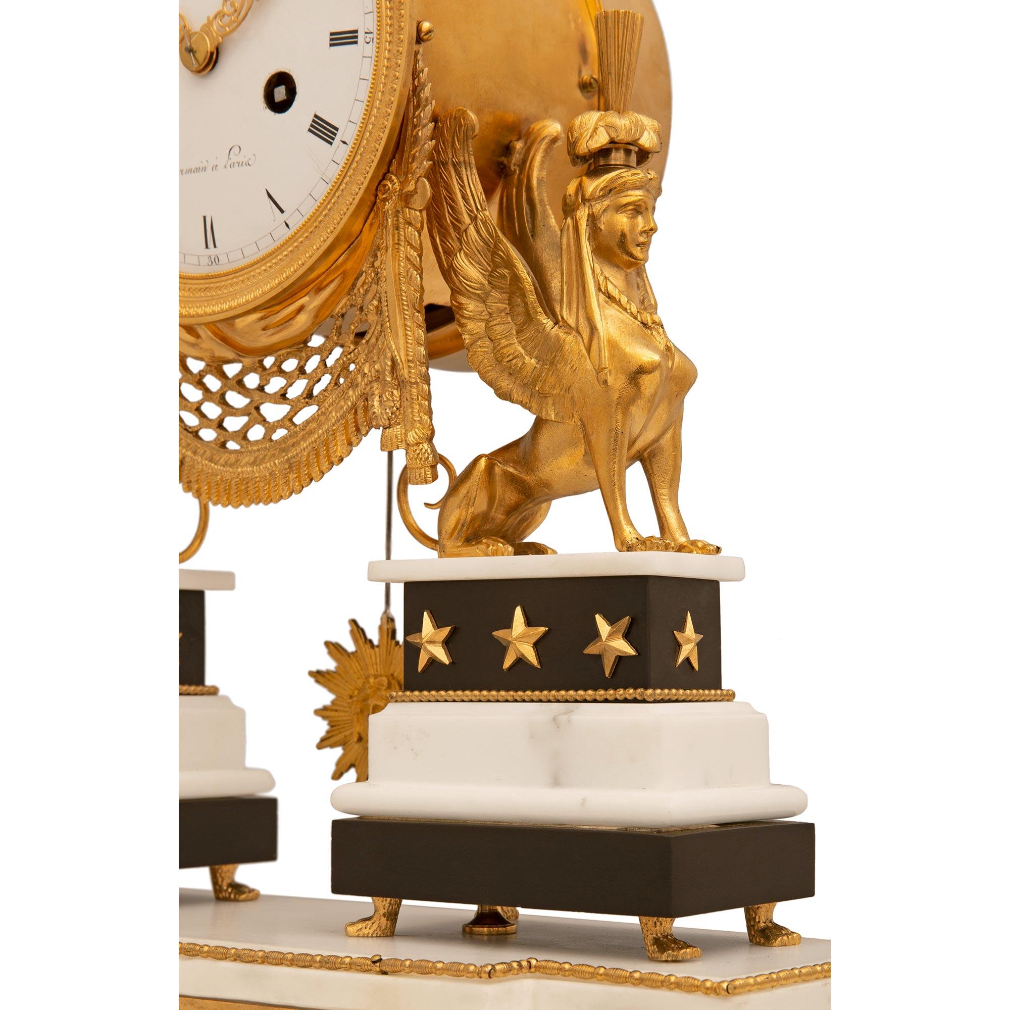 Französische neoklassizistische Uhr aus Goldbronze, patinierter Bronze und Marmor aus dem 19. Jahrhundert im Angebot 2