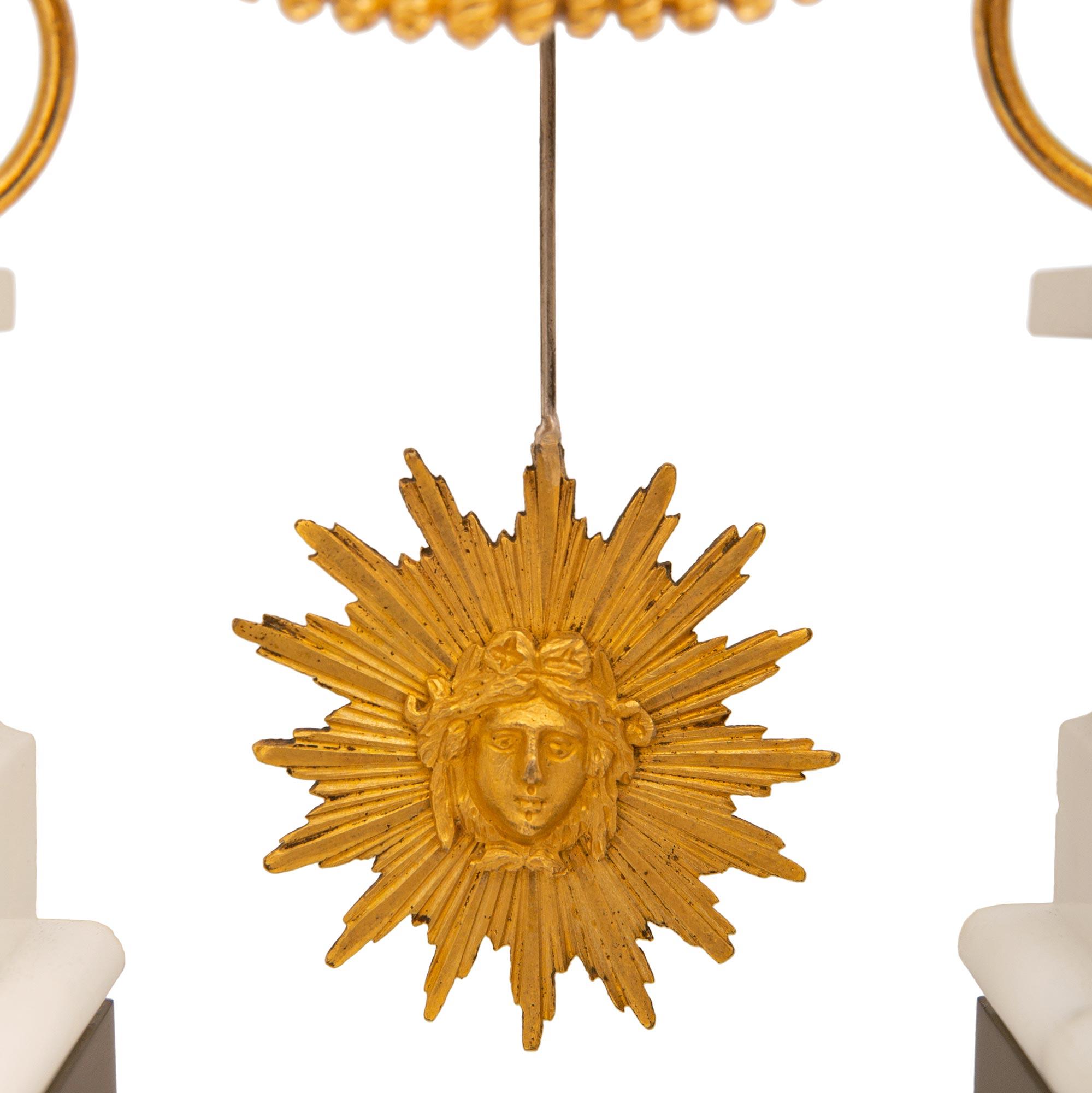 Französische neoklassizistische Uhr aus Goldbronze, patinierter Bronze und Marmor aus dem 19. Jahrhundert im Angebot 3