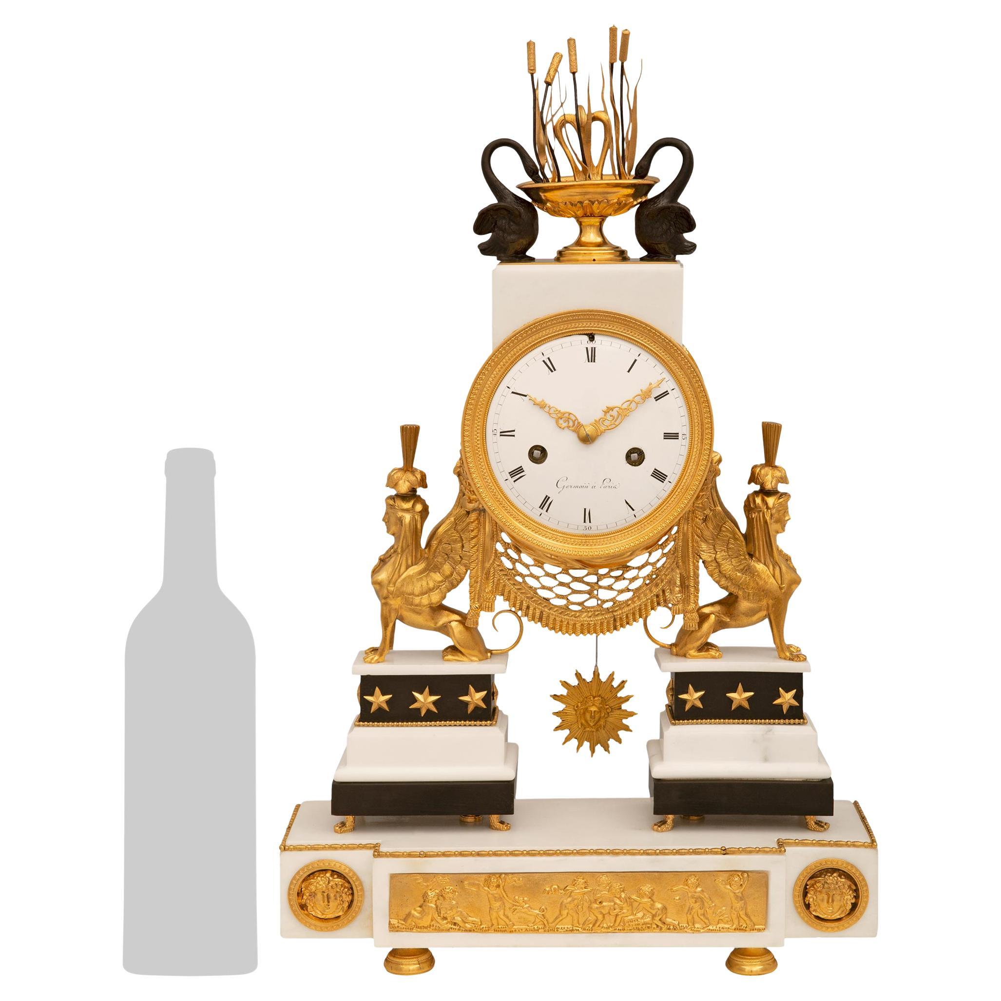 Orologio neoclassico francese del 19° secolo in bronzo patinato, marmo e ormolu